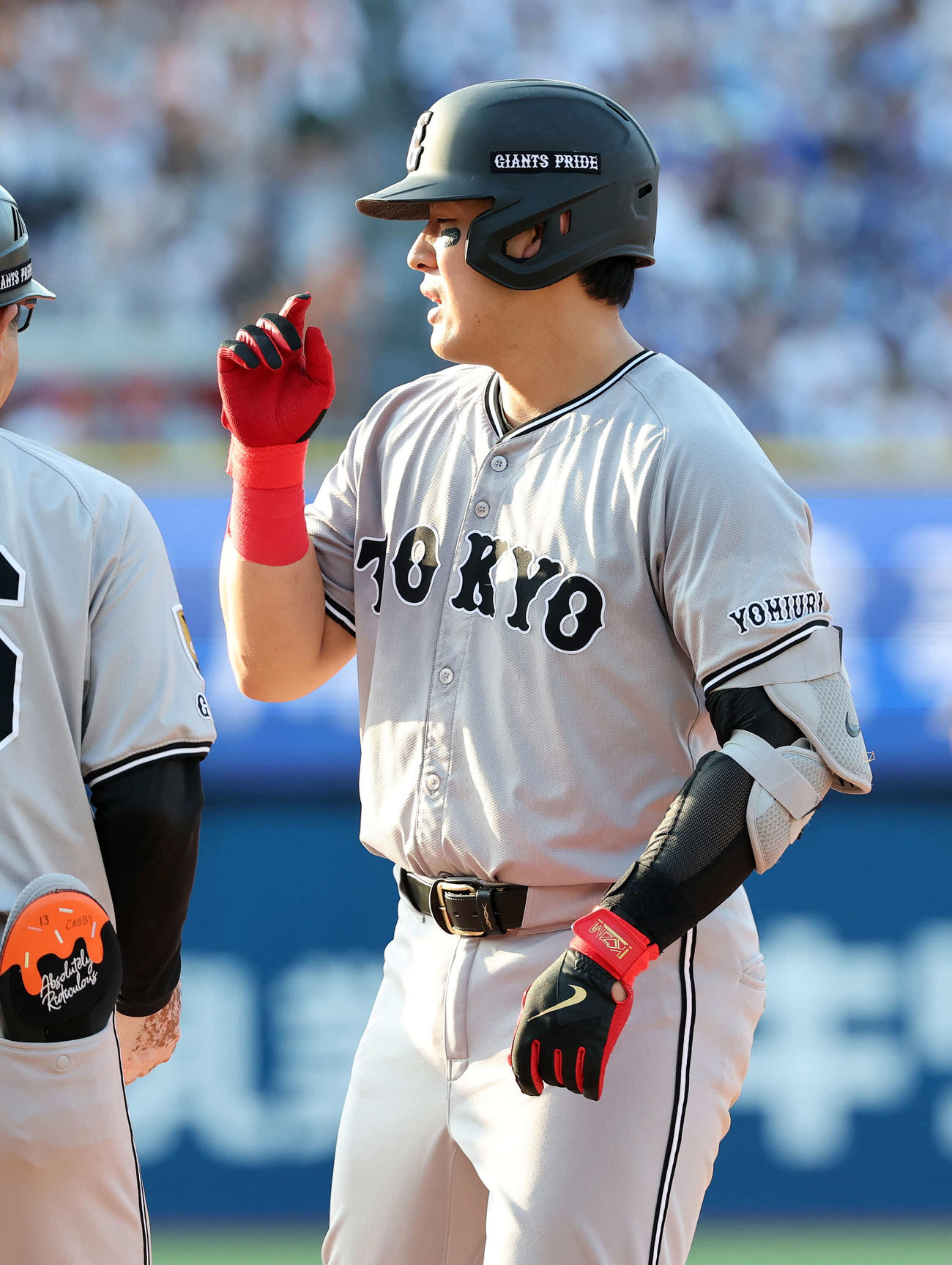 DeNA対巨人　6回表巨人無死、岡本は左前打を放つ（撮影・鈴木正人）