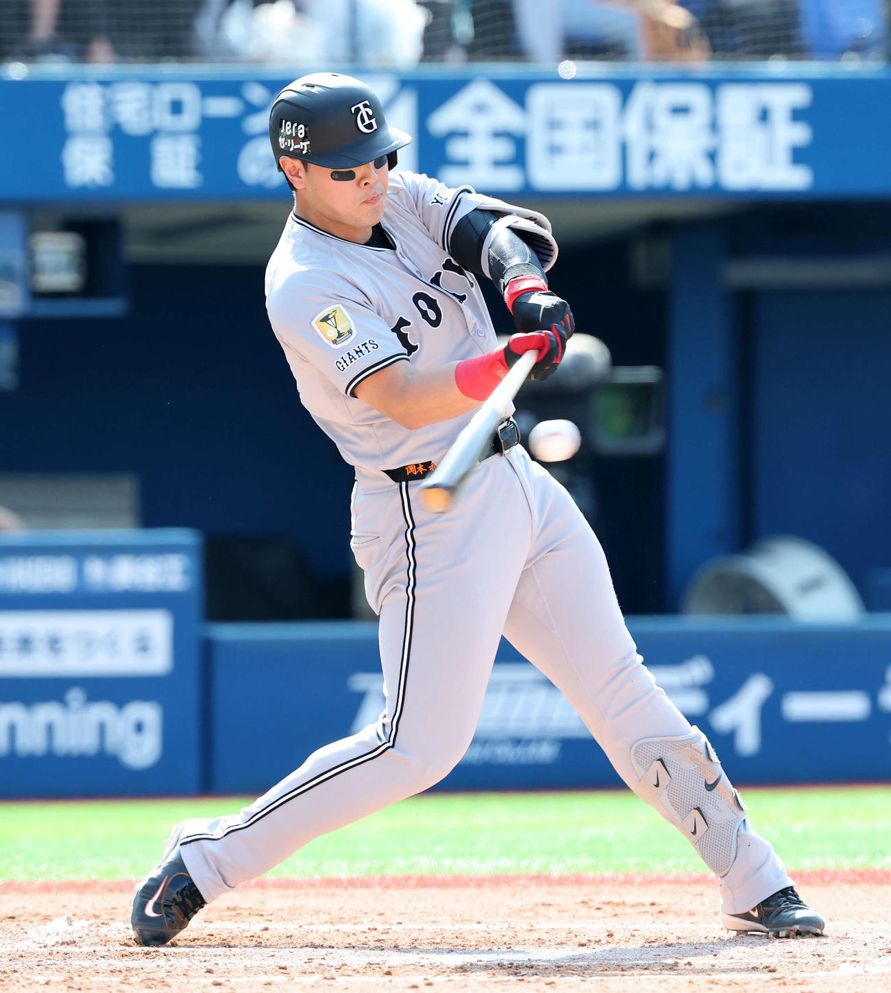 DeNA対巨人　2回表巨人無死、岡本は内野安打を放つ（撮影・鈴木正人）