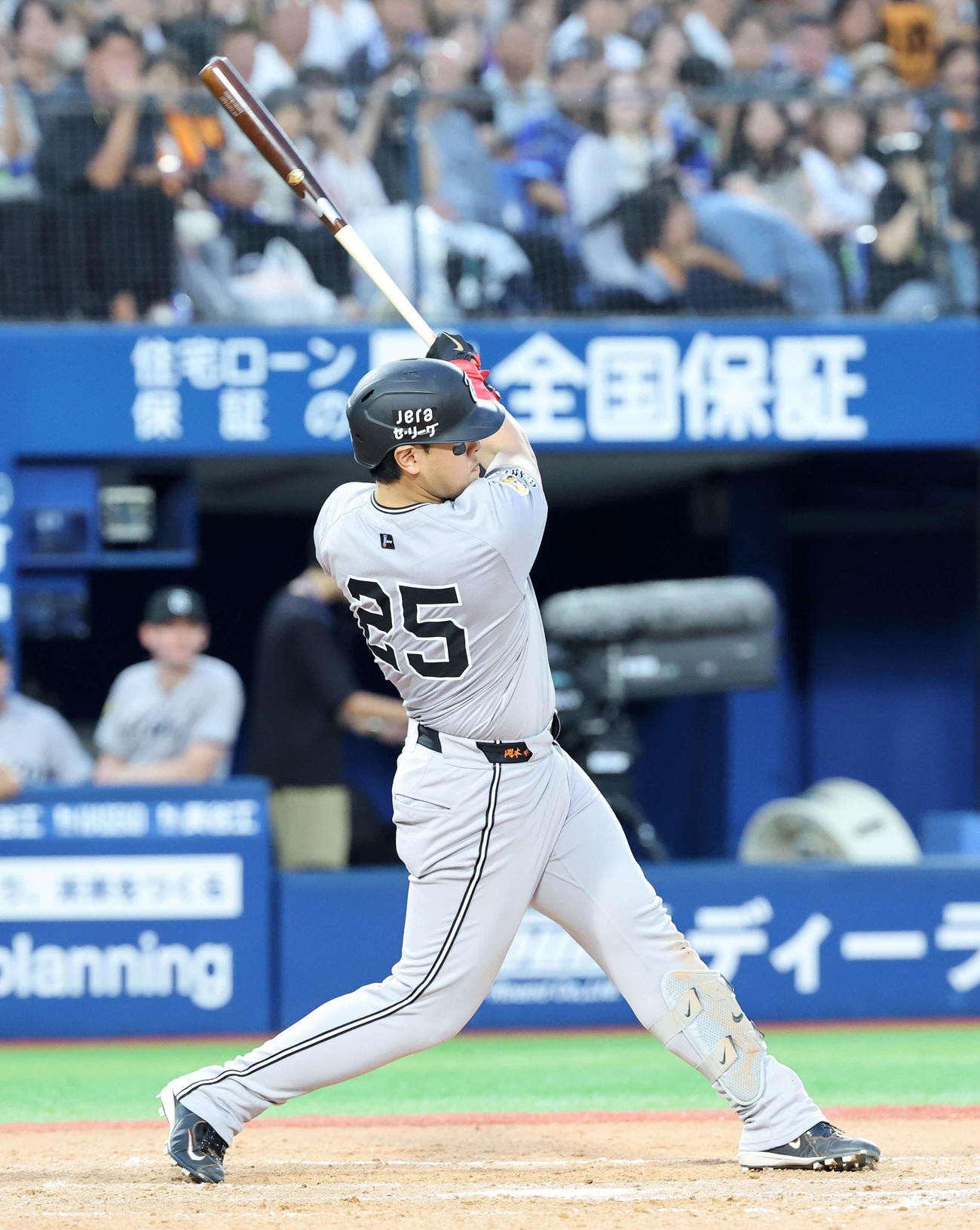 DeNA対巨人　9回表巨人1死二、三塁、岡本は左前適時打を放つ（撮影・鈴木正人）