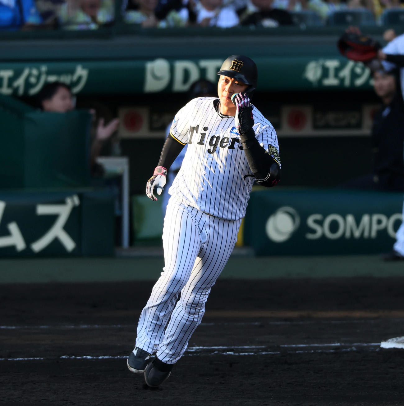 阪神対中日　7回裏阪神2死一、二塁、大山は右越え3点本塁打を放ちダイヤモンドをを1周する（撮影・加藤哉）