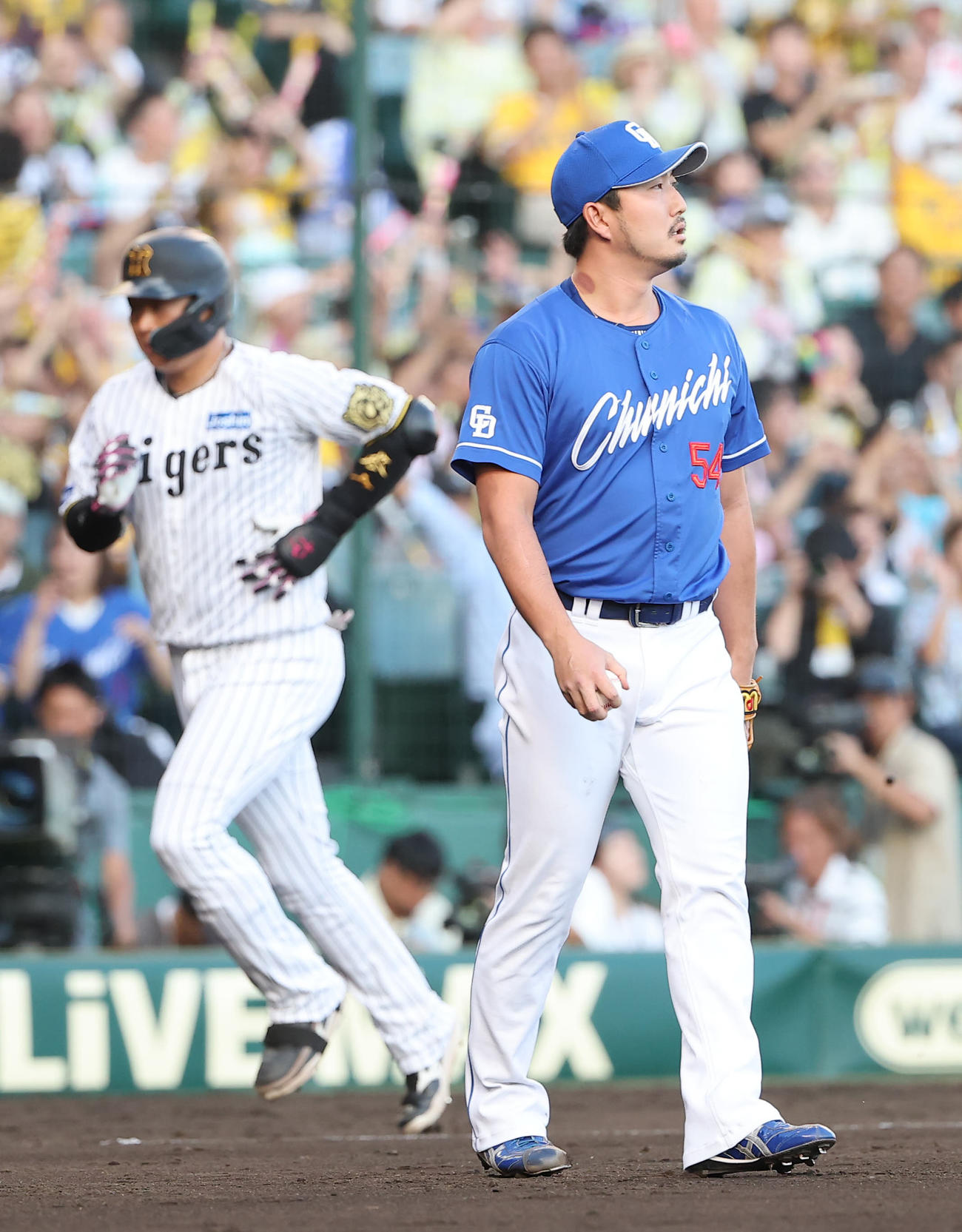 阪神対中日　7回裏阪神2死一、二塁、藤嶋（右）は大山に通算150本塁打を浴びる（撮影・上田博志）