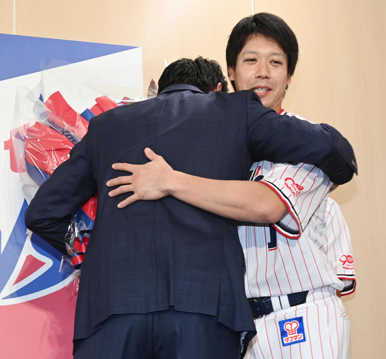 会見でヤクルト山田（右）と抱き合う川端（撮影・清水貴仁）