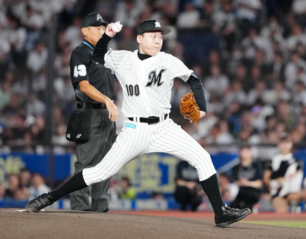ロッテ対日本ハム　始球式で投球する宇野沢優翔さん（撮影・鈴木みどり）