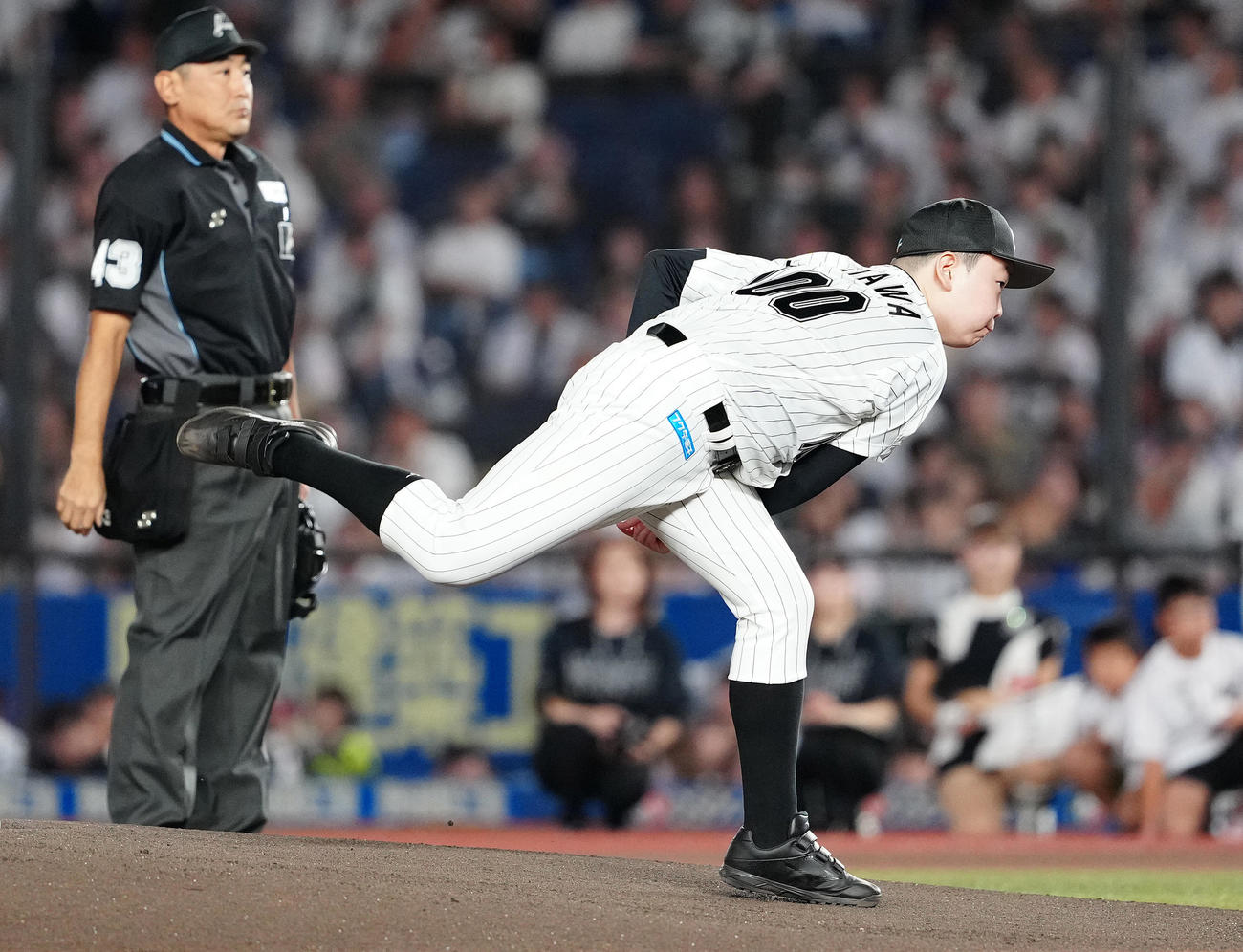 ロッテ対日本ハム　始球式で投球する宇野沢優翔さん（撮影・鈴木みどり）