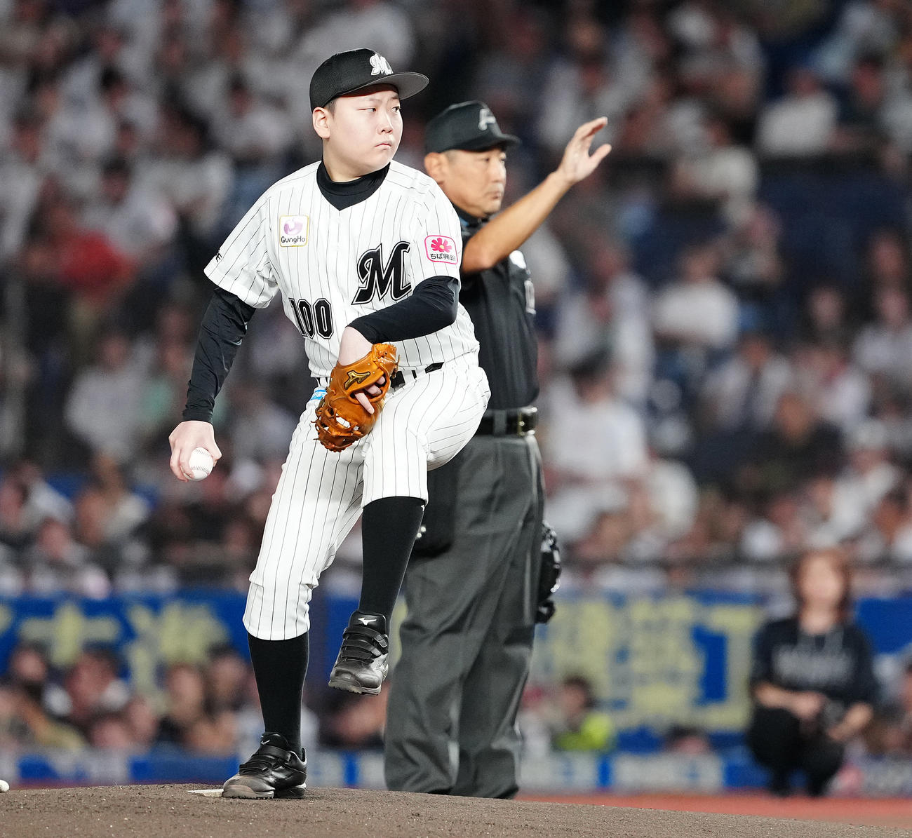 ロッテ対日本ハム　始球式で投球する宇野沢優翔さん（撮影・鈴木みどり）