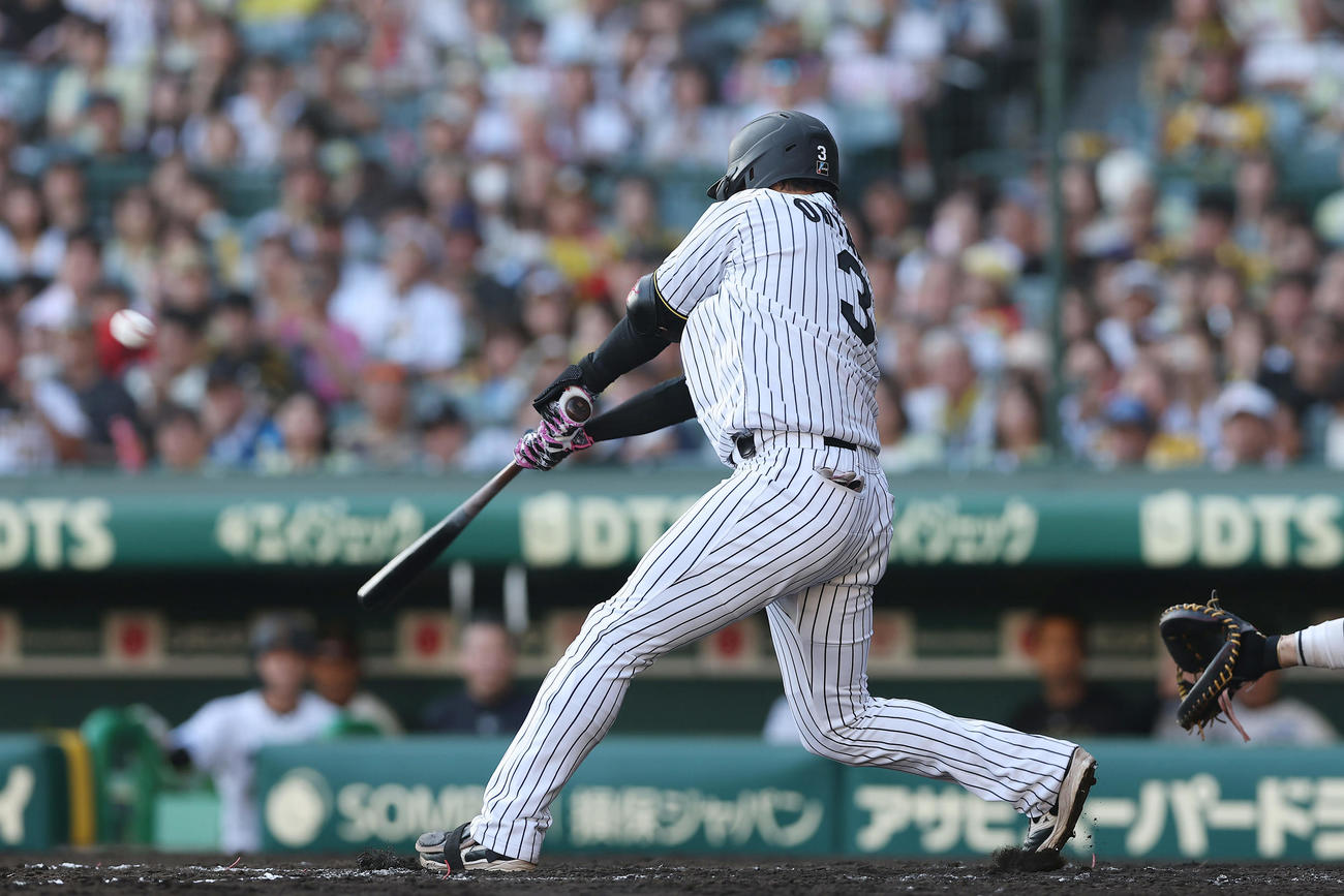 阪神対中日　7回裏阪神2死一、二塁、右越え3点本塁打を放つ大山（撮影・前田充）