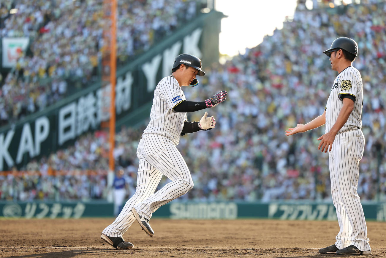 阪神対中日　7回裏阪神2死一、二塁、右越え3点本塁打を放ち本塁へ向かう大山。右は田中コーチ（撮影・前田充）