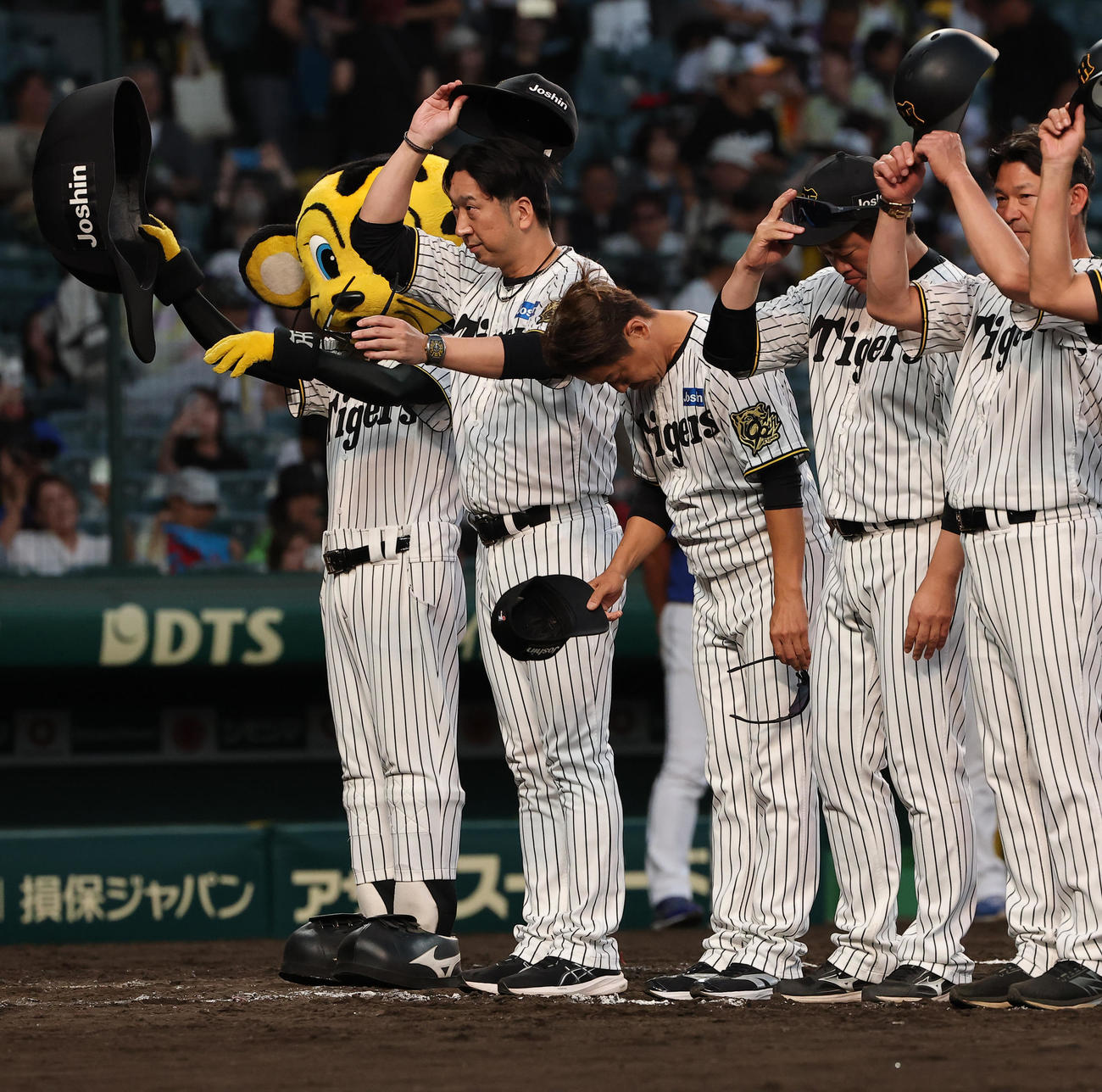 阪神対中日　藤川監督（左から2人目）はファンにあいさつをする（撮影・上田博志）