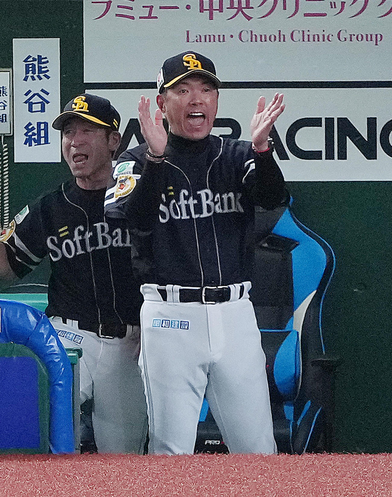 西武対ソフトバンク　5回表ソフトバンク1死一、二塁、栗原の2点適時二塁打で勝ち越し、手をたたいて喜ぶ小久保監督（撮影・足立雅史）