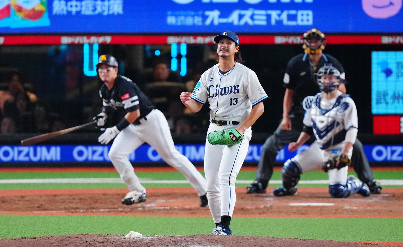 西武対ソフトバンク　5回表ソフトバンク1死一、二塁、栗原に適時二塁打を許す高橋（撮影・垰建太）
