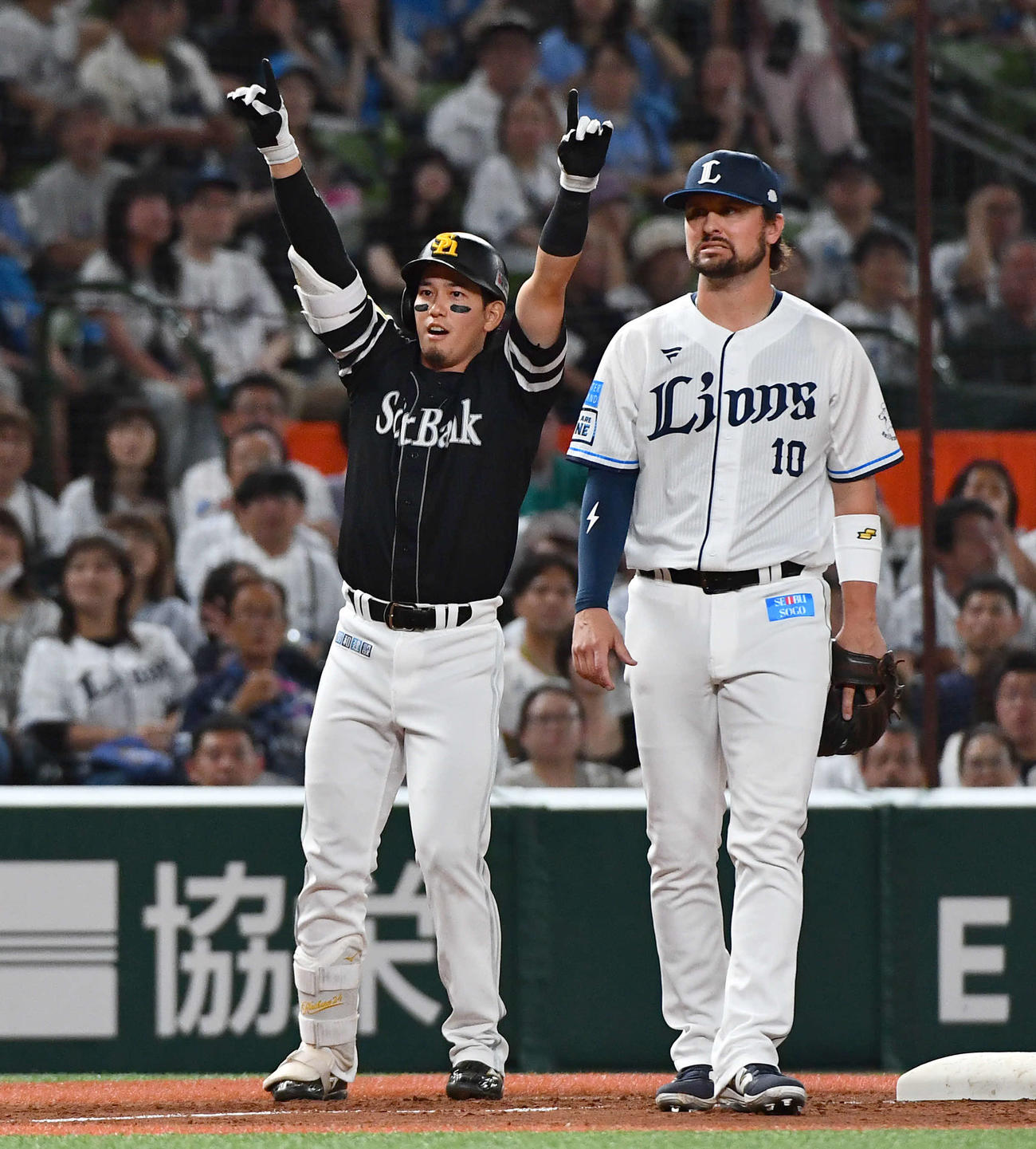 西武対ソフトバンク　5回表ソフトバンク1死一、二塁、勝ち越しの2点適時中二塁打を放った栗原（左）は返球間に三塁へ進み、指を突き上げる（撮影・岩下翔太）