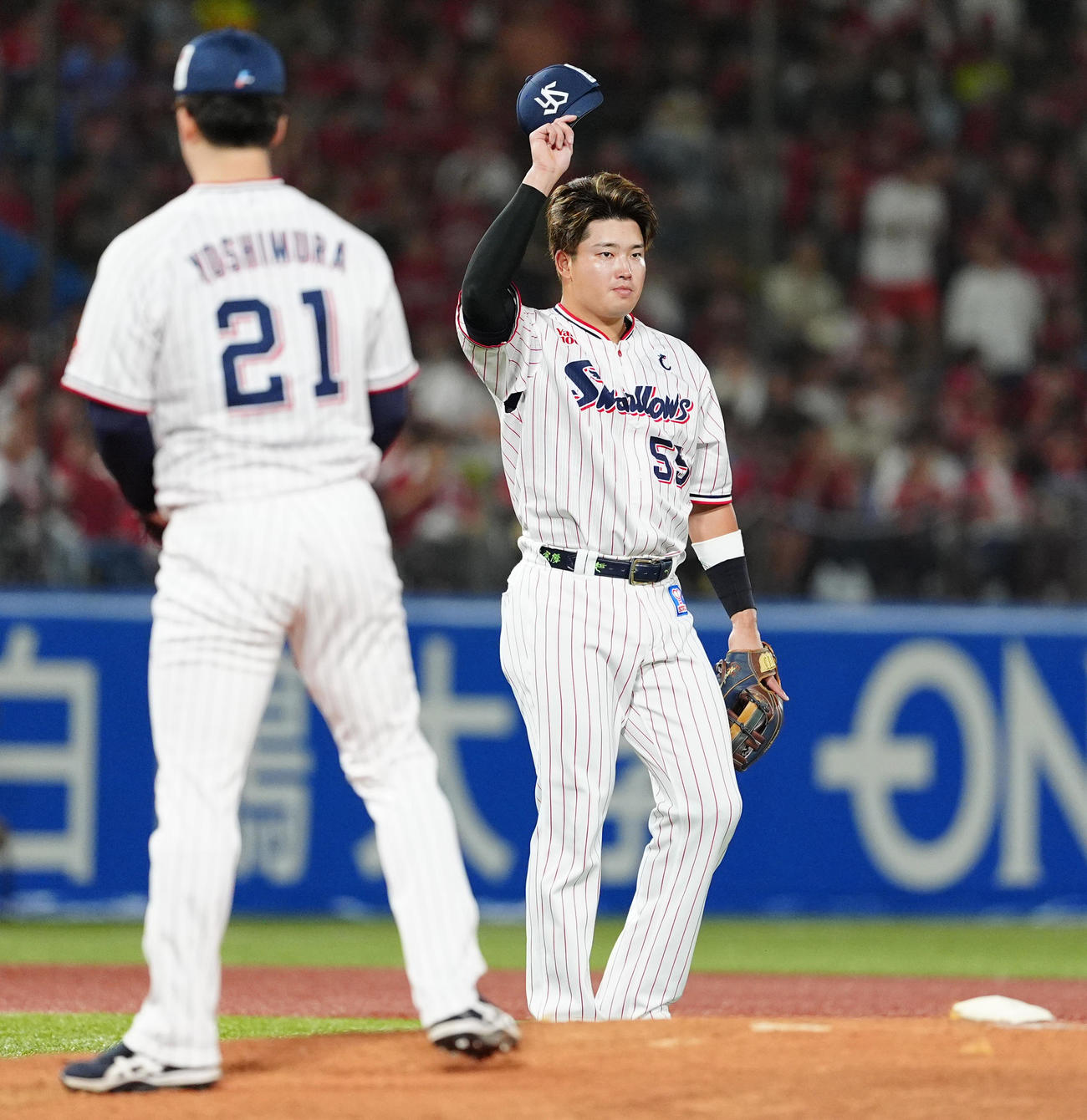 ヤクルト対広島　初回に2点本塁打を放ったヤクルト村上はファンの歓声に応える（撮影・清水貴仁）