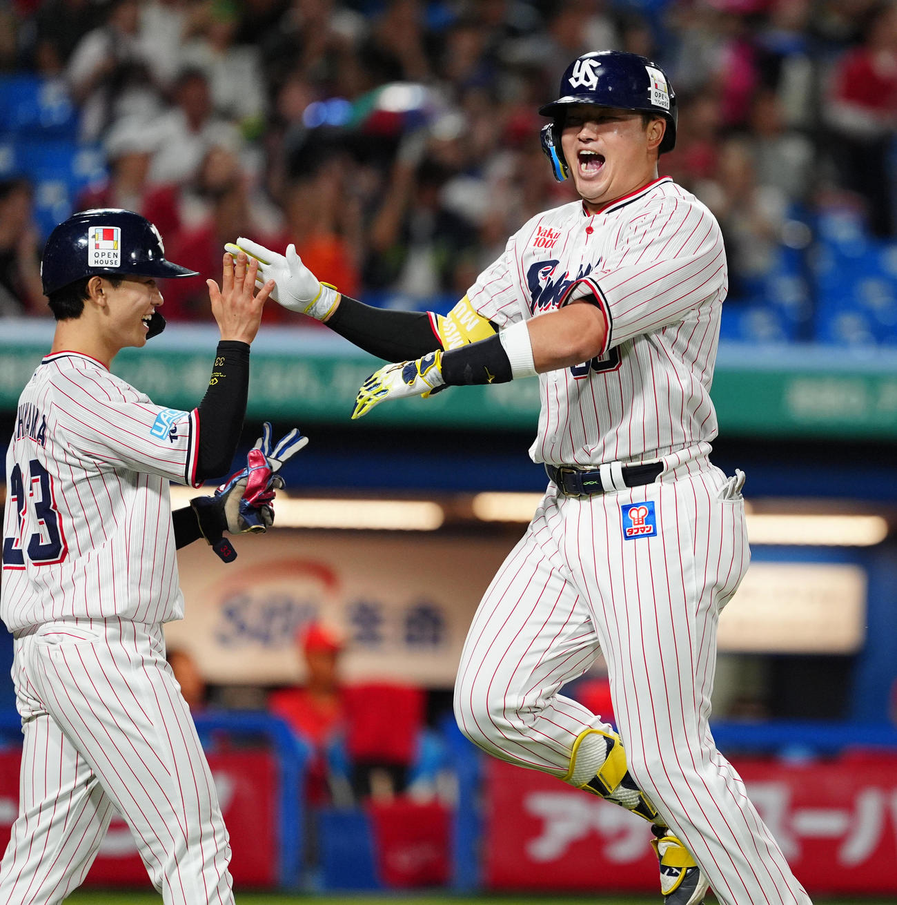 ヤクルト対広島　1回裏ヤクルト2死一塁、右越え2点本塁打を放ち生還する村上（右）（撮影・清水貴仁）