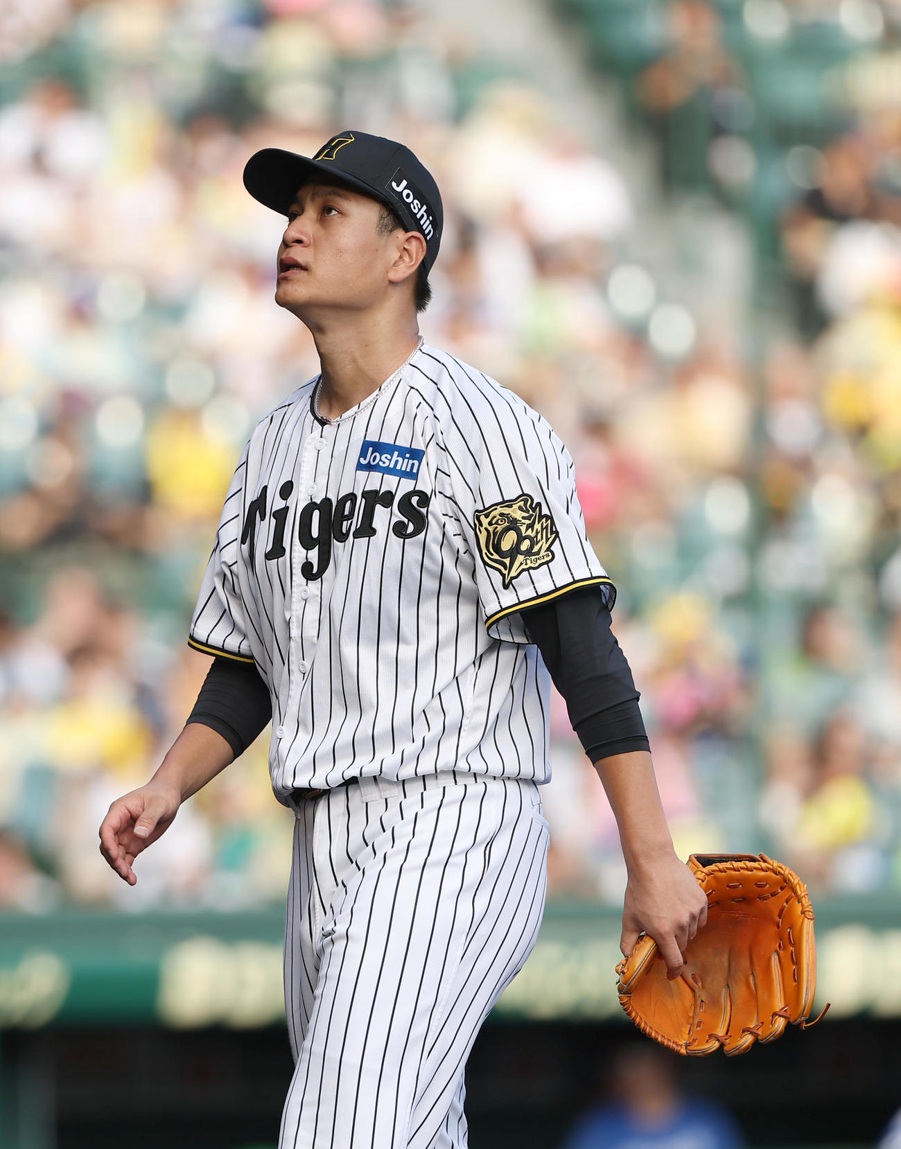 阪神対中日　6回、4失点した大竹は上を見ながらベンチに引き揚げる（撮影・上田博志）