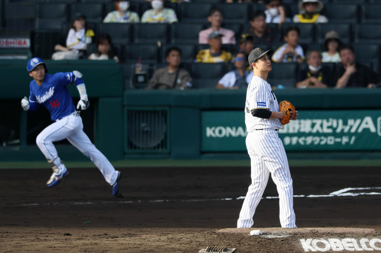 阪神対中日　6回表中日無死、大竹は山本に左越えソロ本塁打を浴びる（撮影・加藤哉）