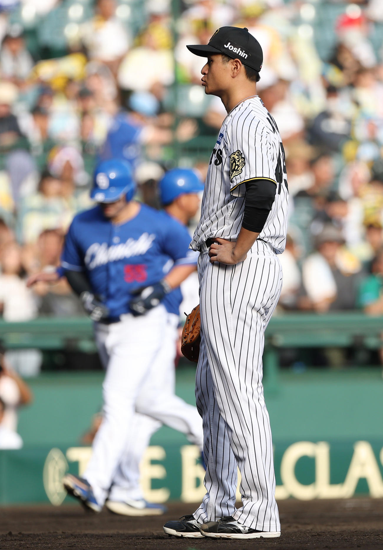 阪神対中日　6回表中日1死一、二塁、大竹（右）は細川に3点本塁打を浴びる（撮影・上田博志）