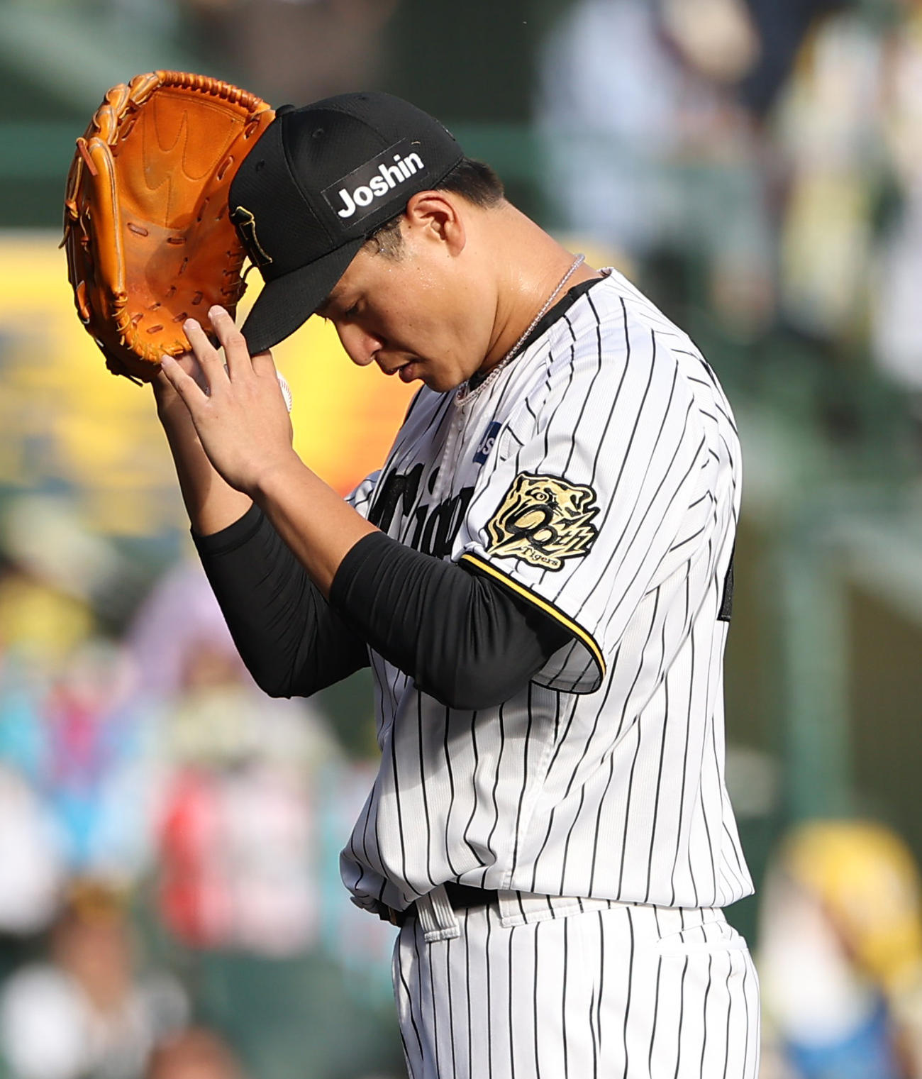 阪神対中日　6回表中日1死一、二塁、大竹（右）は細川に3点本塁打を浴びる（撮影・上田博志）