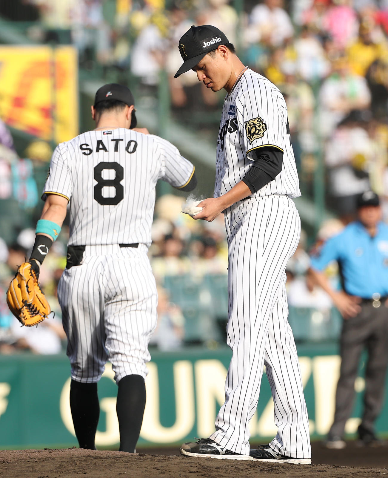 阪神対中日　6回表中日1死一、二塁、大竹（右）は細川に3点本塁打を浴びる（撮影・上田博志）
