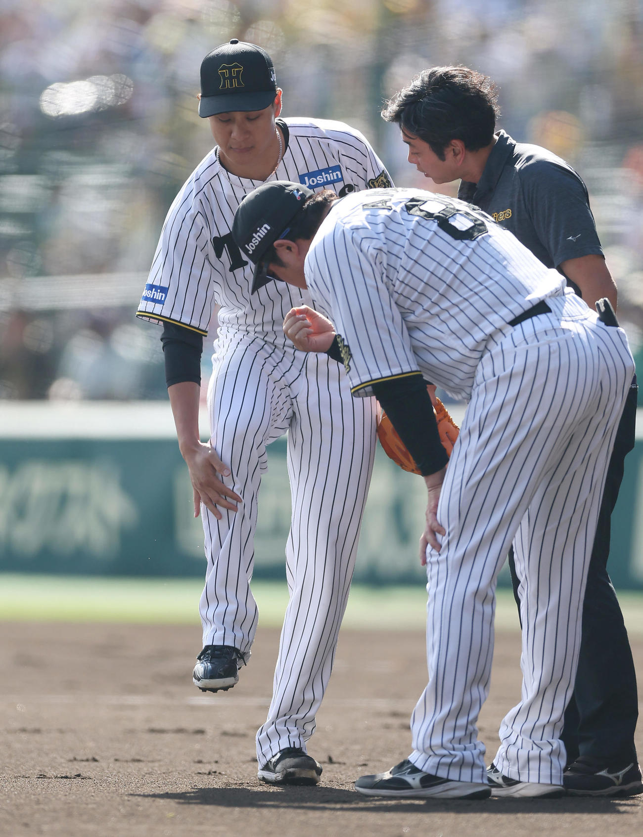 阪神対中日　2回表中日1死、福永の打球が右足に直撃し、ベンチへ下がる大竹（左）（撮影・前田充）