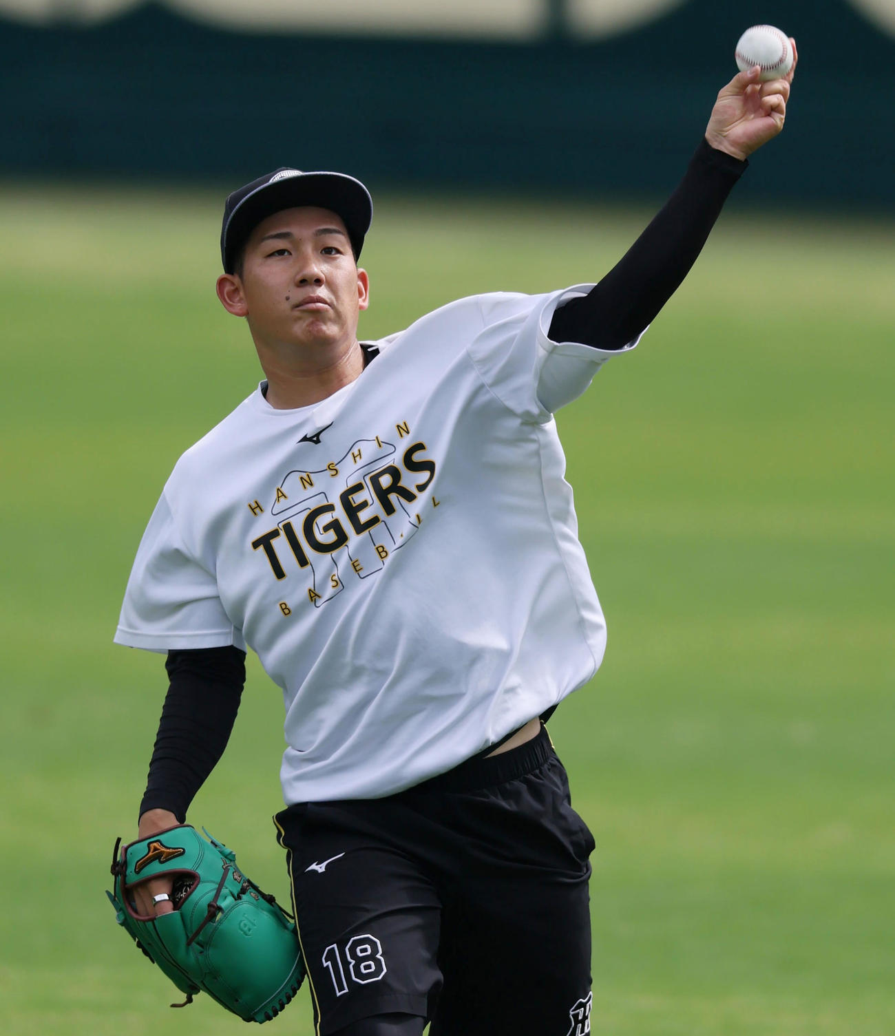 阪神対中日　練習でキャッチボールする阪神伊原（撮影・加藤哉）
