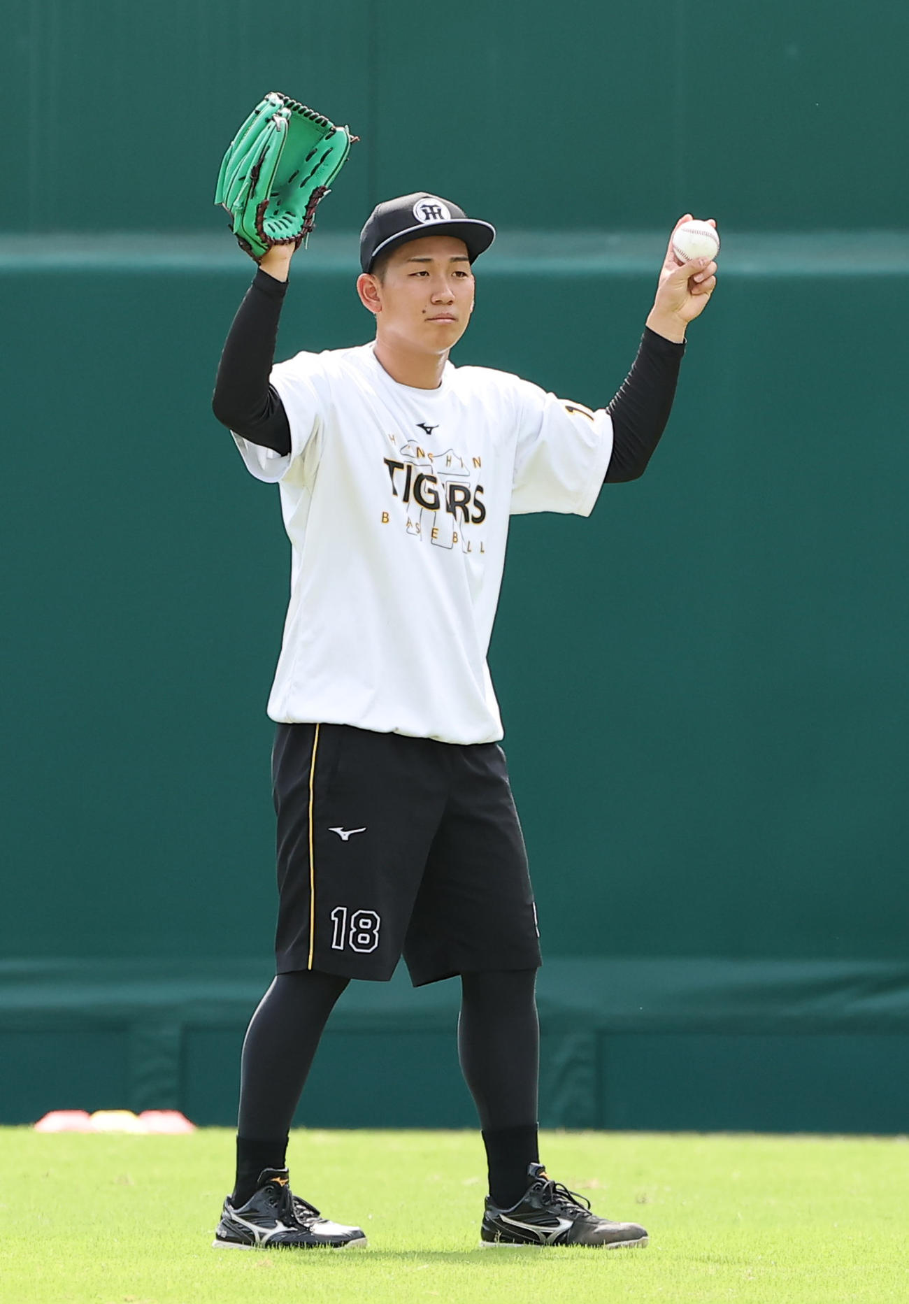 阪神対中日　キャッチボールをする伊原（撮影・上田博志）