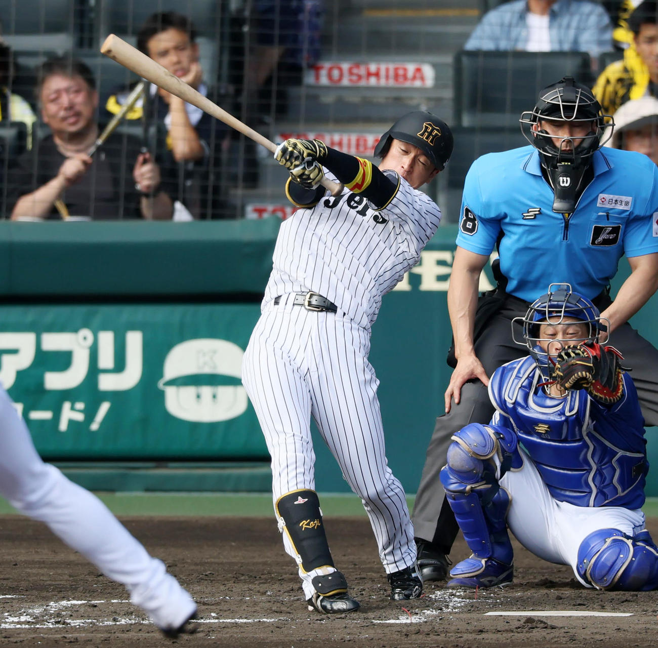 阪神対中日　13回裏阪神無死、近本は中前打を放つ。投手高橋宏（撮影・加藤哉）