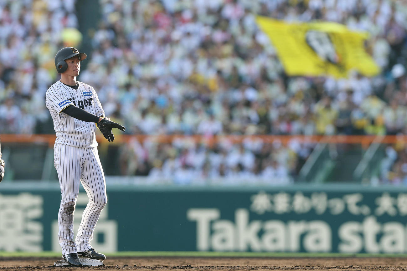 阪神対中日　7回裏阪神無死、右翼線へ二塁打を放った近本（撮影・前田充）
