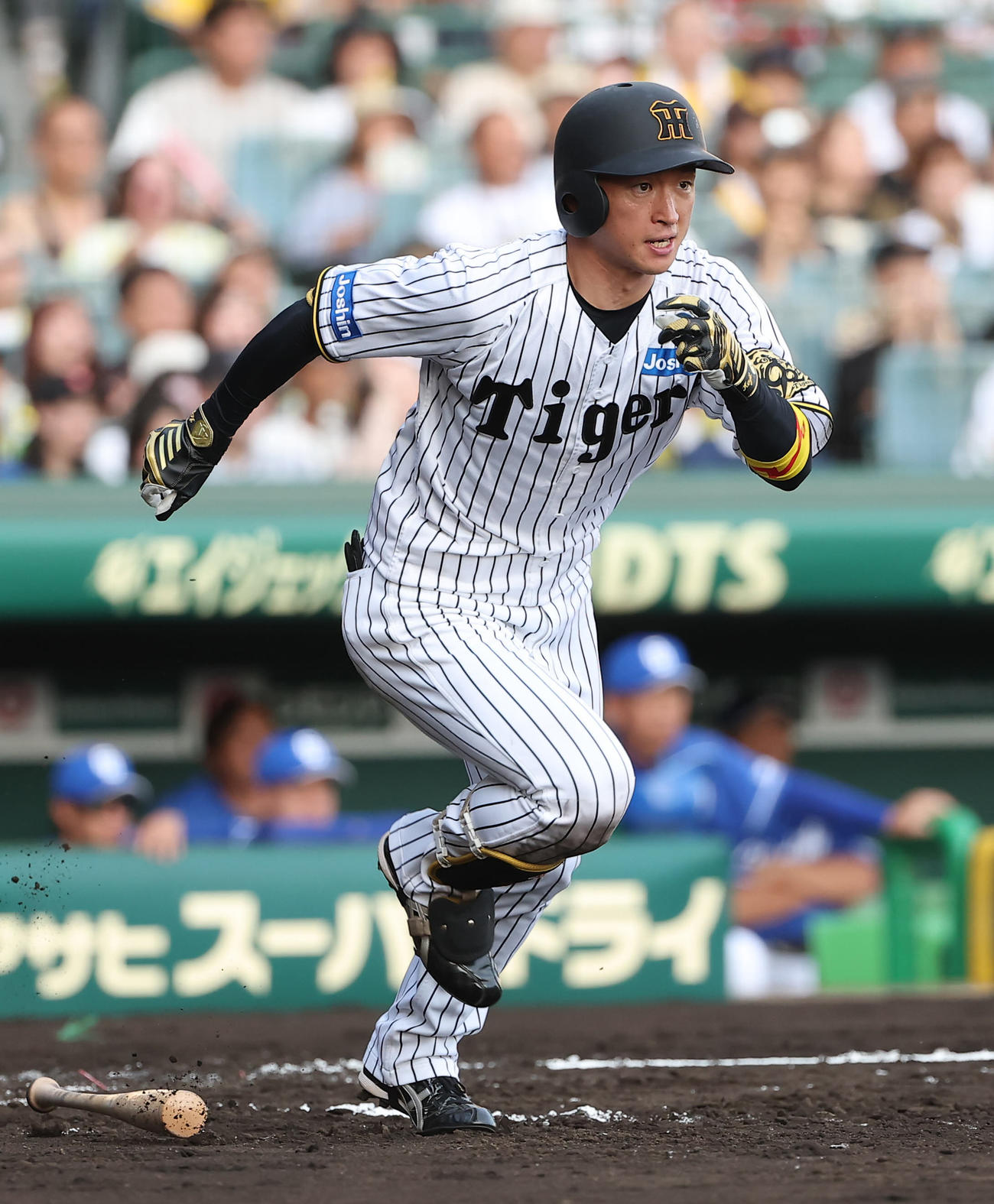 阪神対中日　7回裏阪神無死、近本は右翼線へ二塁打を放つ（撮影・上田博志）