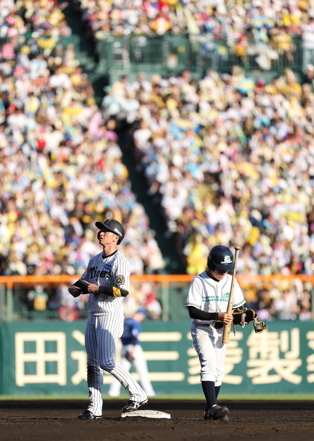 阪神対中日　7回裏阪神無死、近本は右翼線へ二塁打を放つ（撮影・上田博志）