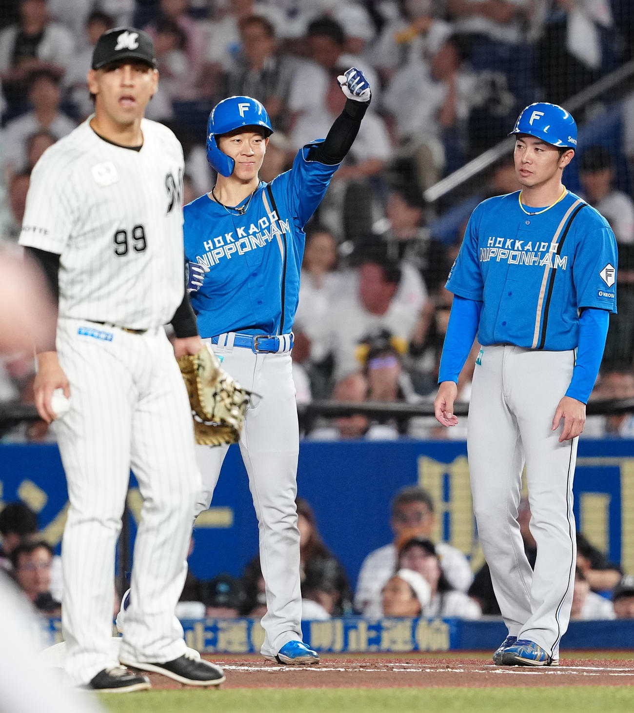 ロッテ対日本ハム　3回表日本ハム無死二、三塁、右前適時打を放った矢沢は笑顔でガッツポーズ（撮影・鈴木みどり）