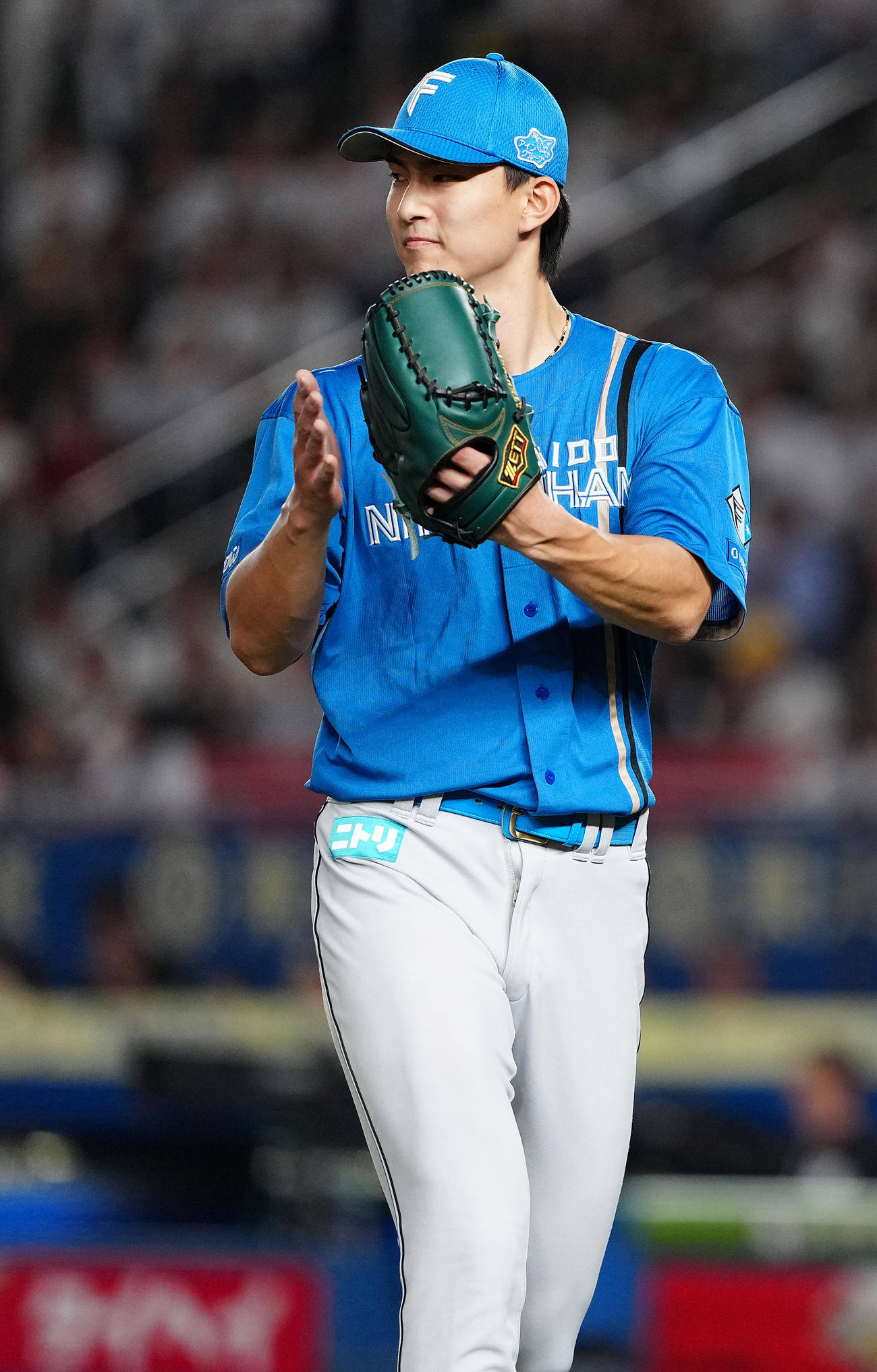 ロッテ対日本ハム　7回裏まで無失点に抑え、グラブをたたく日本ハム達（撮影・鈴木みどり）