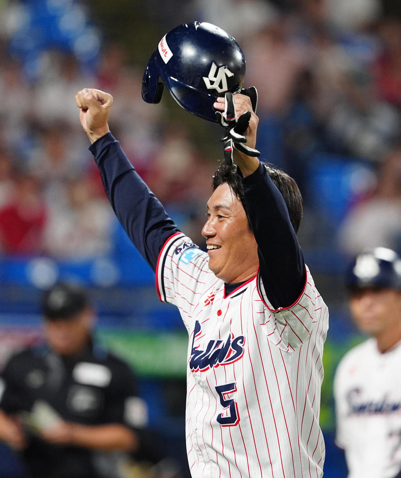 ヤクルト対広島　7回に代打出場し二塁打を放った川端は笑顔でベンチに戻る（撮影・清水貴仁）