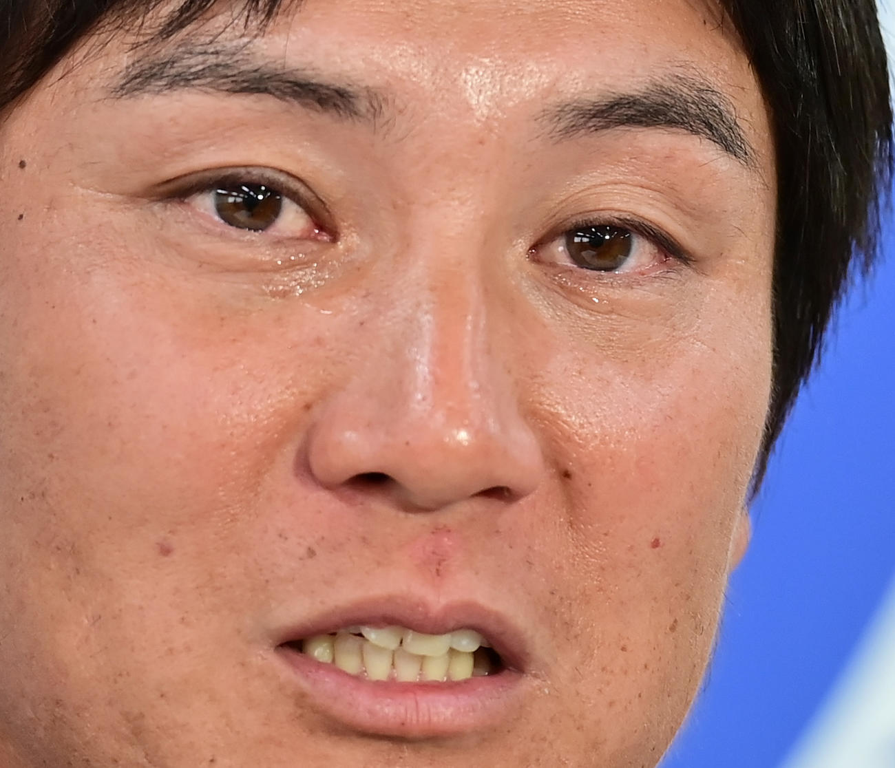 会見で涙を流すヤクルト川端（撮影・清水貴仁）