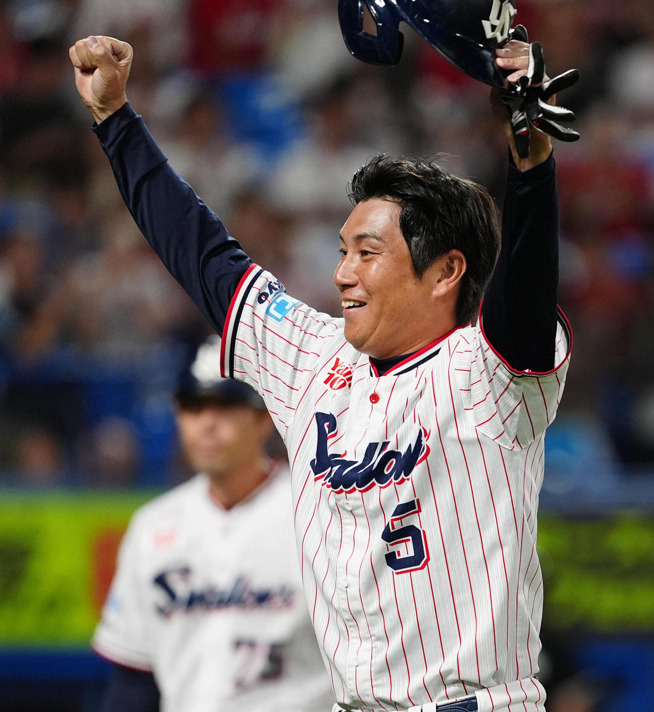 ヤクルト対広島　7回に代打出場し二塁打を放った川端は笑顔でベンチに戻る（撮影・清水貴仁）