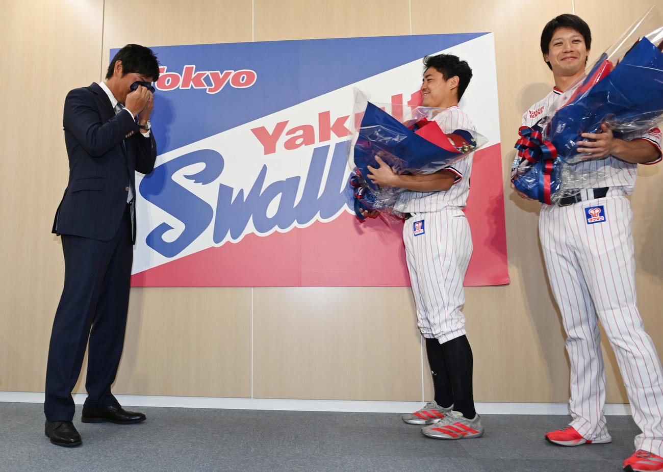 会見でチームメートの登場に涙が止まらなくなるヤクルト川端（左）、右から山田、中村悠（撮影・清水貴仁）
