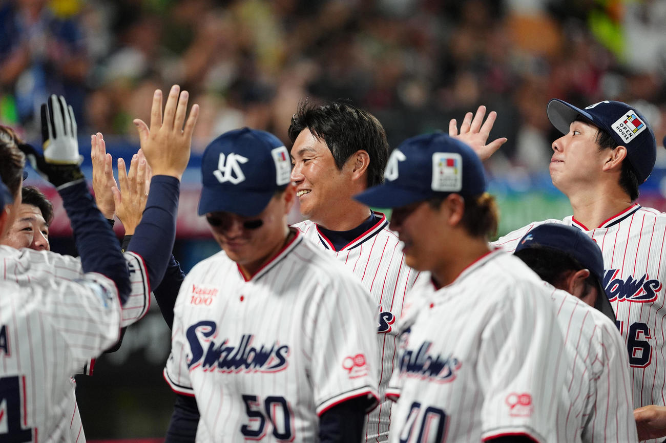 ヤクルト対広島　7回に代打出場し二塁打を放った川端（中央）はベンチ前で祝福を受ける（撮影・清水貴仁）