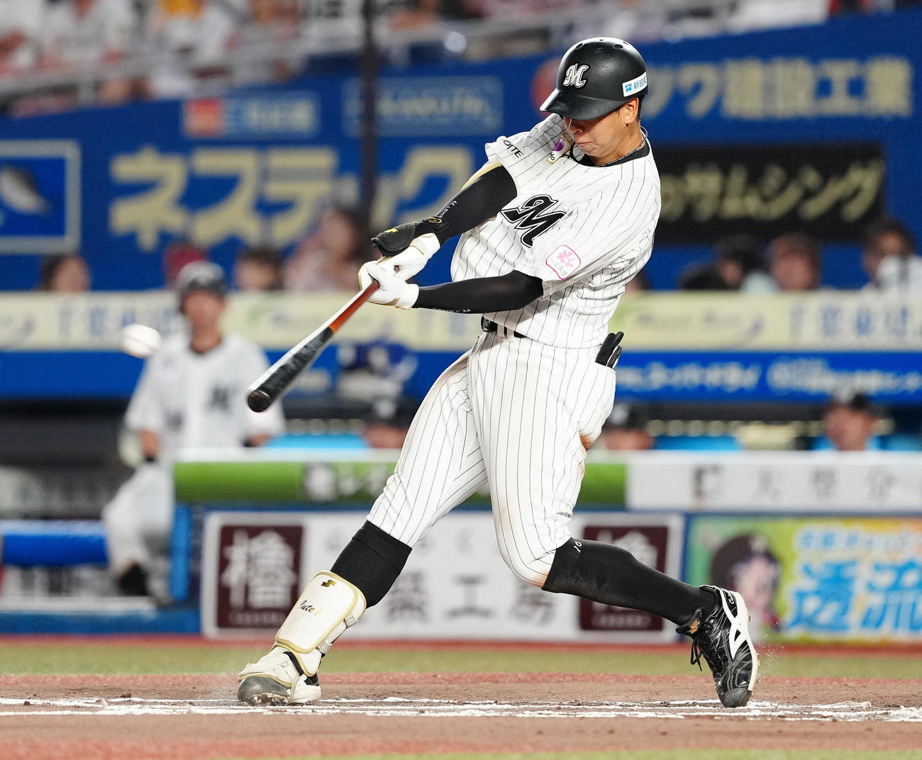 ロッテ対日本ハム　6回裏ロッテ2死、二塁打を放つ上田（撮影・鈴木みどり）