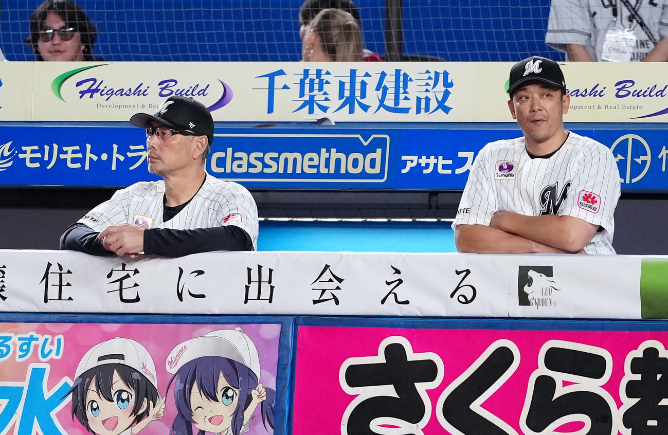 ロッテ対日本ハム　ベンチで浮かない表情のロッテ吉井監督（左）（撮影・鈴木みどり）
