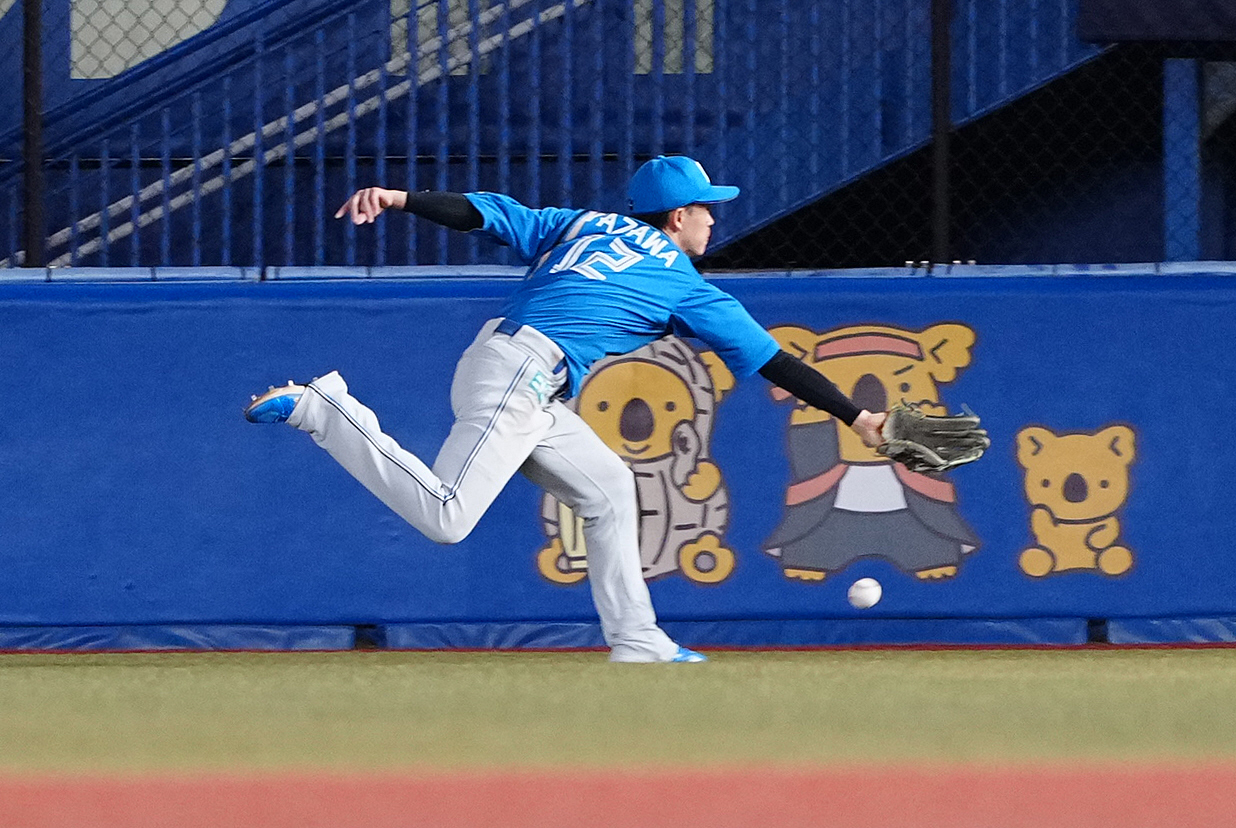 ロッテ対日本ハム　6回裏ロッテ2死、上田の打球を捕れず、二塁打を許す右翼手矢沢（撮影・鈴木みどり）