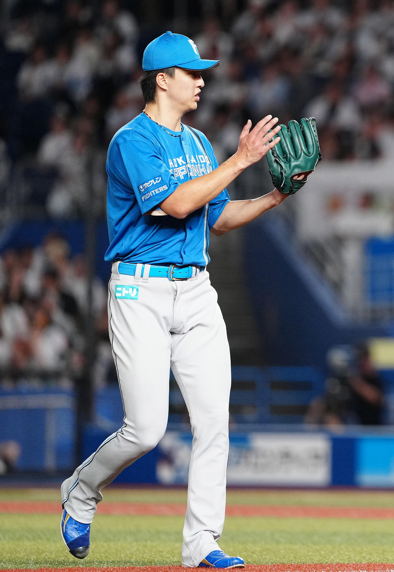 ロッテ対日本ハム　5回裏まで無失点に抑え、グラブをたたく日本ハム達（撮影・鈴木みどり）
