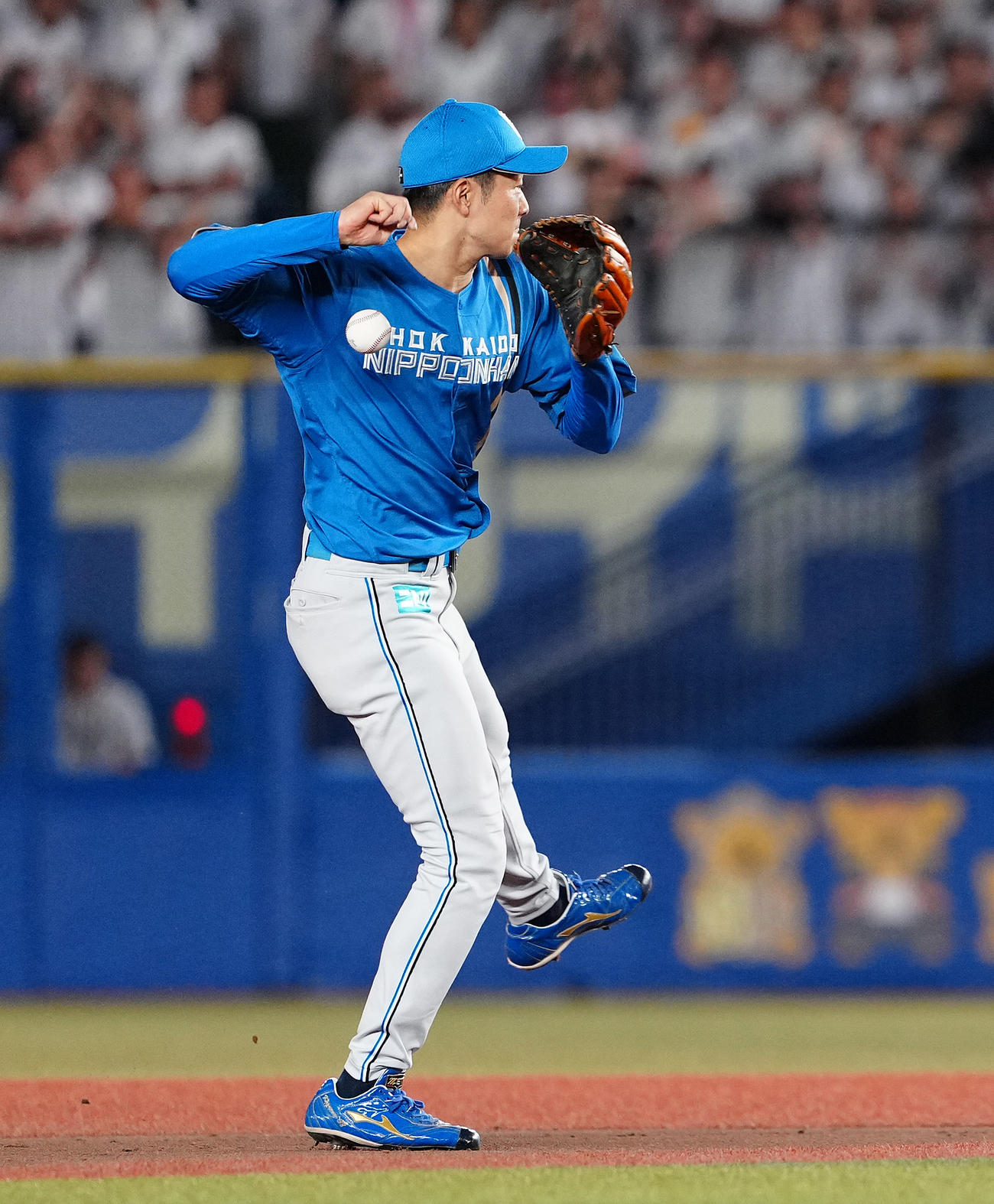 ロッテ対日本ハム　5回裏ロッテ2死、西川の打球を送球できず、内野安打を許す二塁手石井（撮影・鈴木みどり）