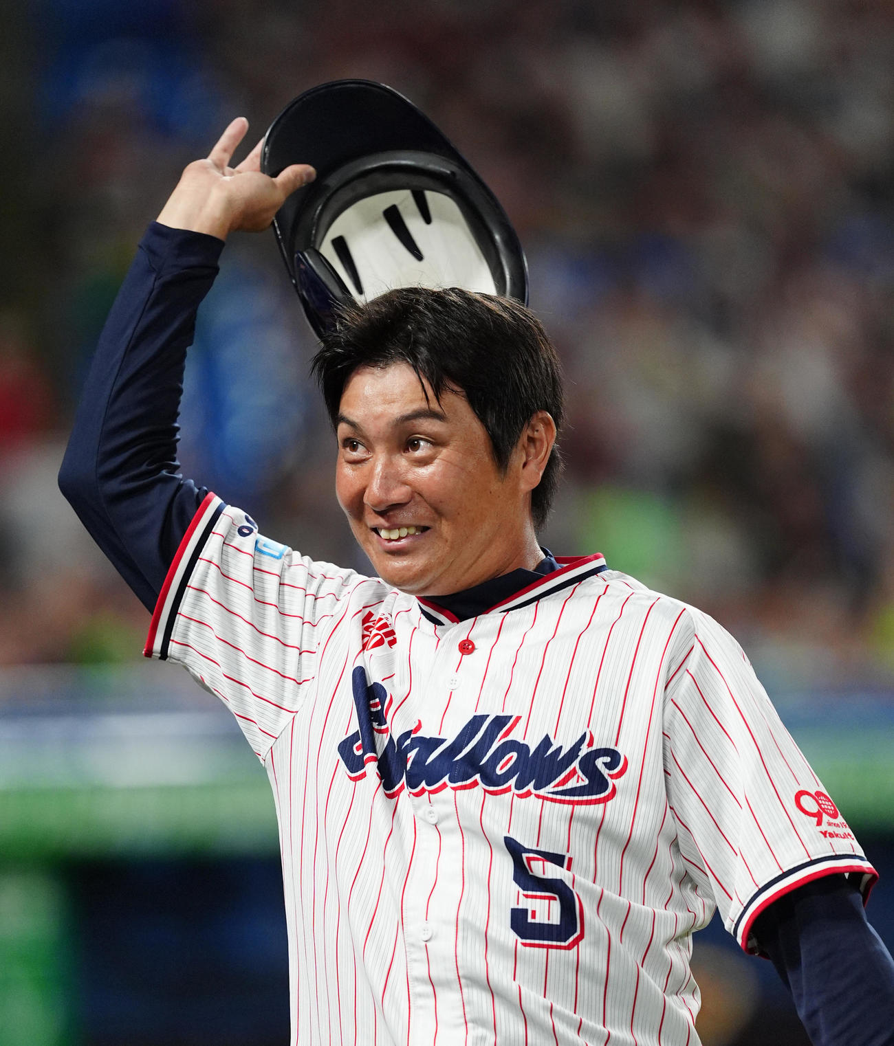 ヤクルト対広島　7回に代打出場し二塁打を放った川端はファンに手を振る（撮影・清水貴仁）