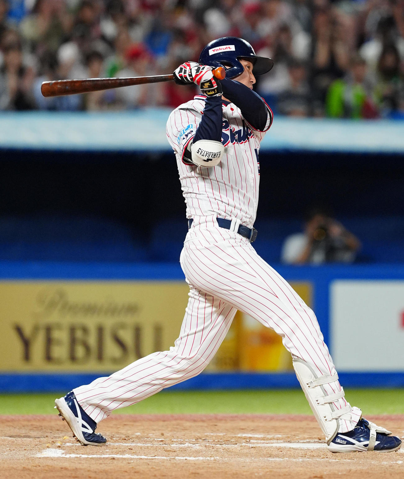 ヤクルト対広島　7回裏ヤクルト2死、代打出場し右翼線二塁打を放つ川端（撮影・清水貴仁）