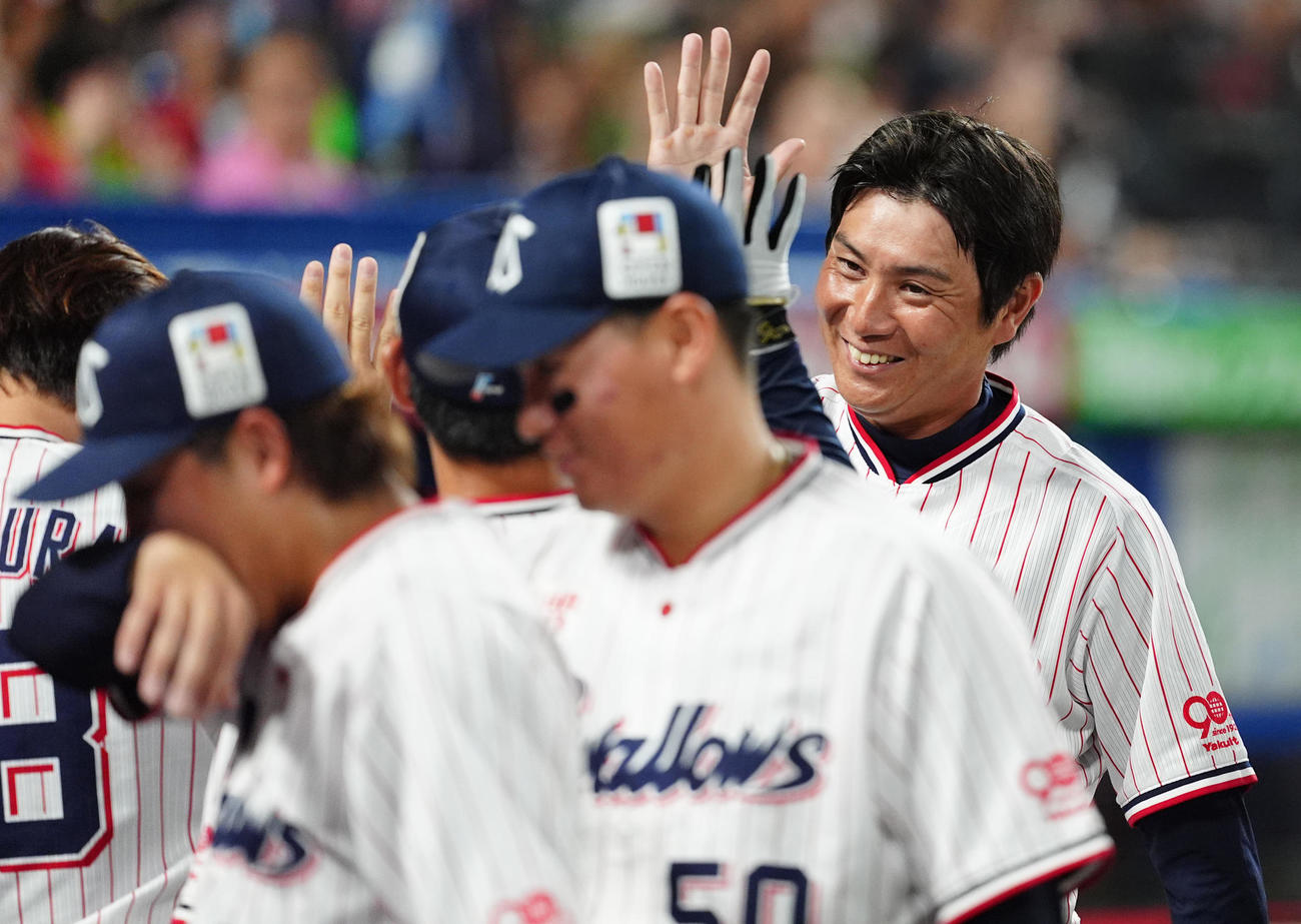 ヤクルト対広島　7回に代打出場し二塁打を放った川端（右）はベンチ前で祝福を受ける（撮影・清水貴仁）