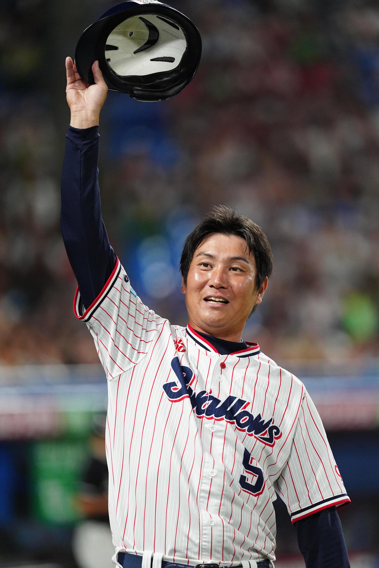 ヤクルト対広島　7回に代打出場し二塁打を放った川端はファンに手を振る（撮影・清水貴仁）