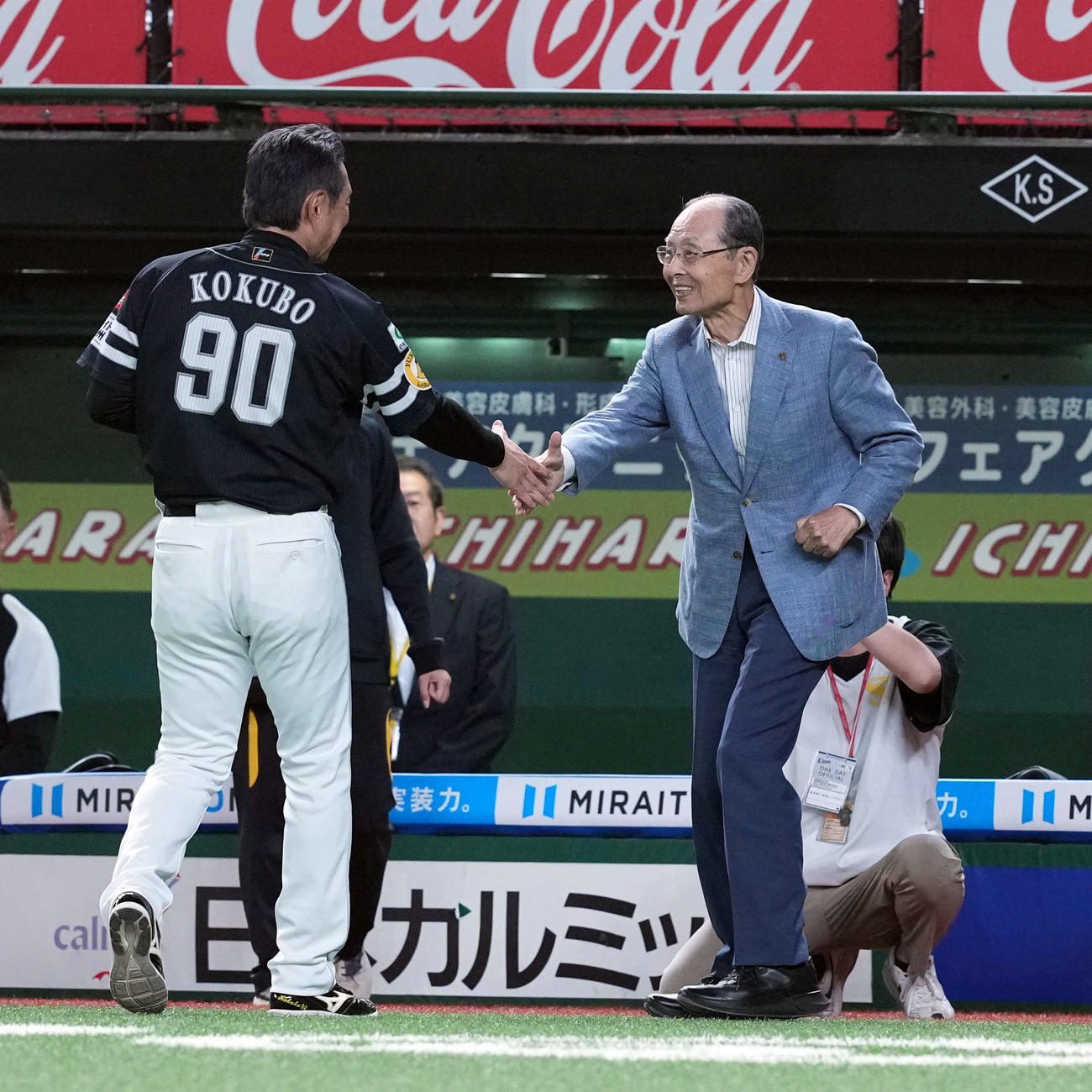 西武対ソフトバンク　小久保裕紀監督と握手を交わす王会長（撮影・たえ見朱実）