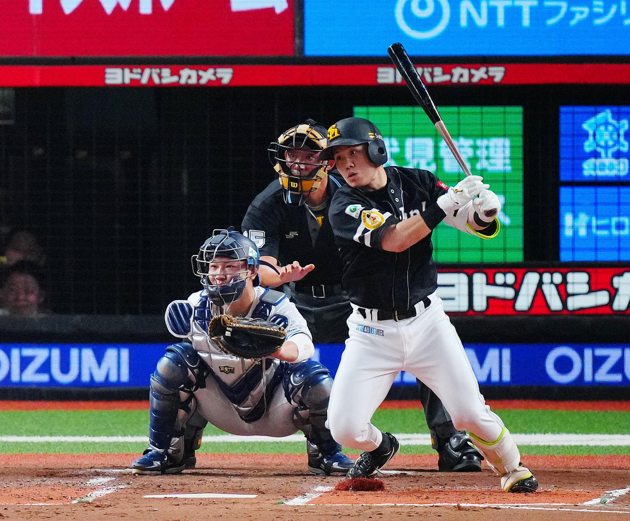 西武対ソフトバンク　2回表ソフトバンク2死一塁、右前打を放つ海野。投手高橋（撮影・垰建太）