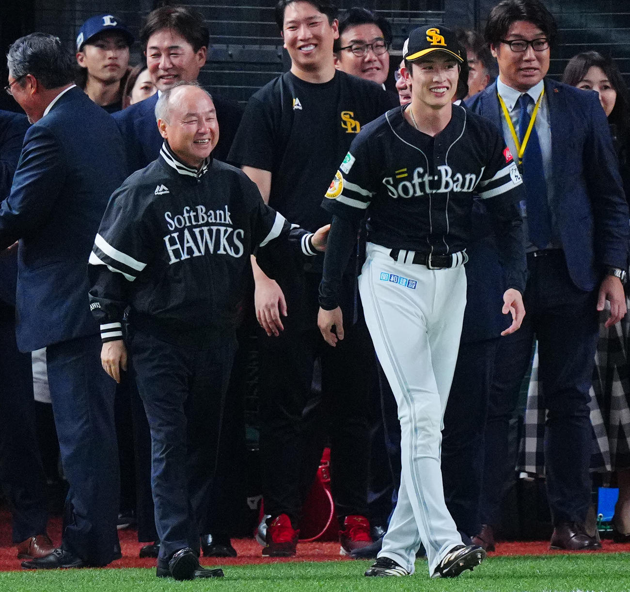 西武対ソフトバンク　優勝を決めたソフトバンク周東（右）と喜ぶ孫オーナー（撮影・垰建太）