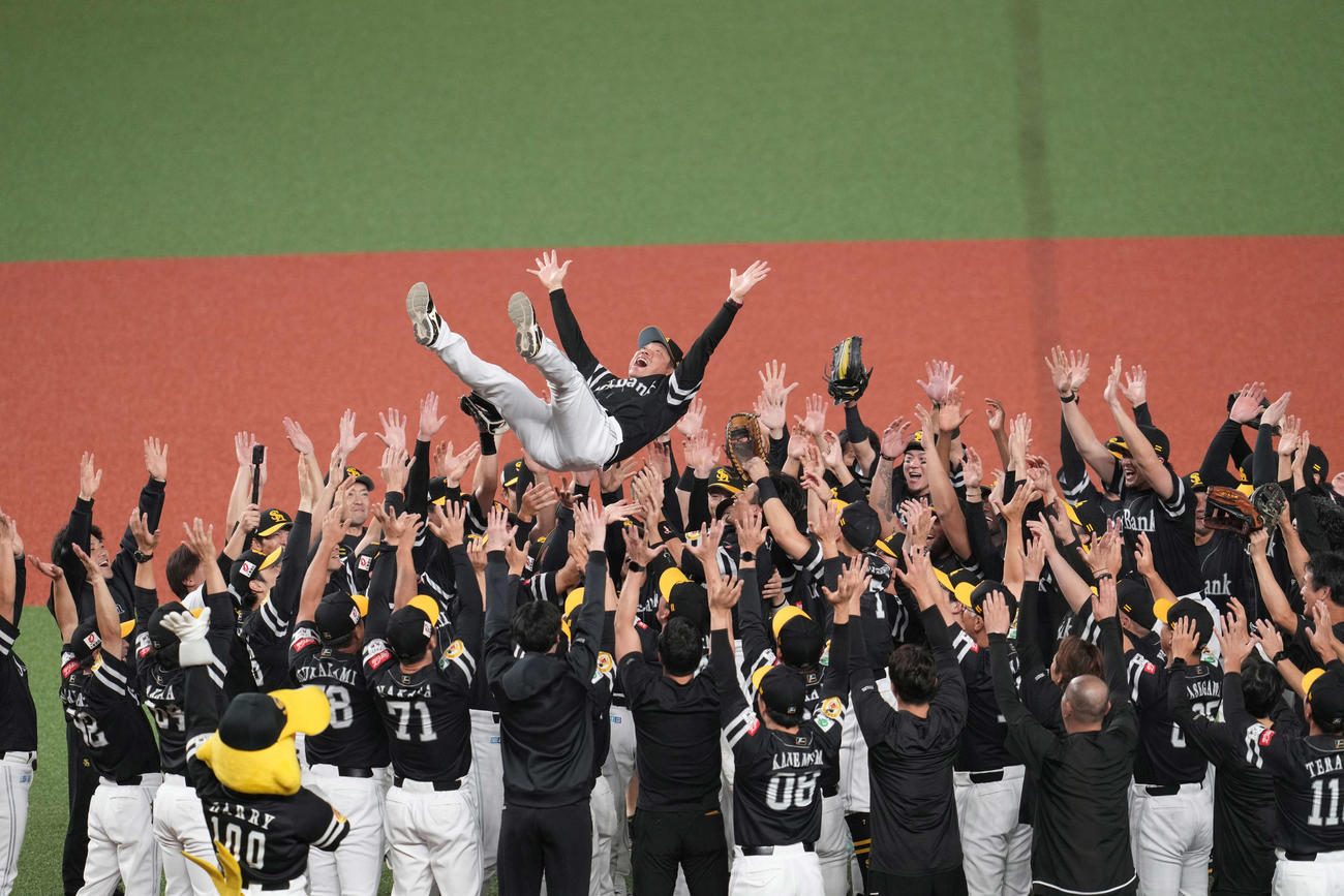 西武対ソフトバンク　優勝しナインから胴上げされるソフトバンク小久保監督（撮影・井上学）