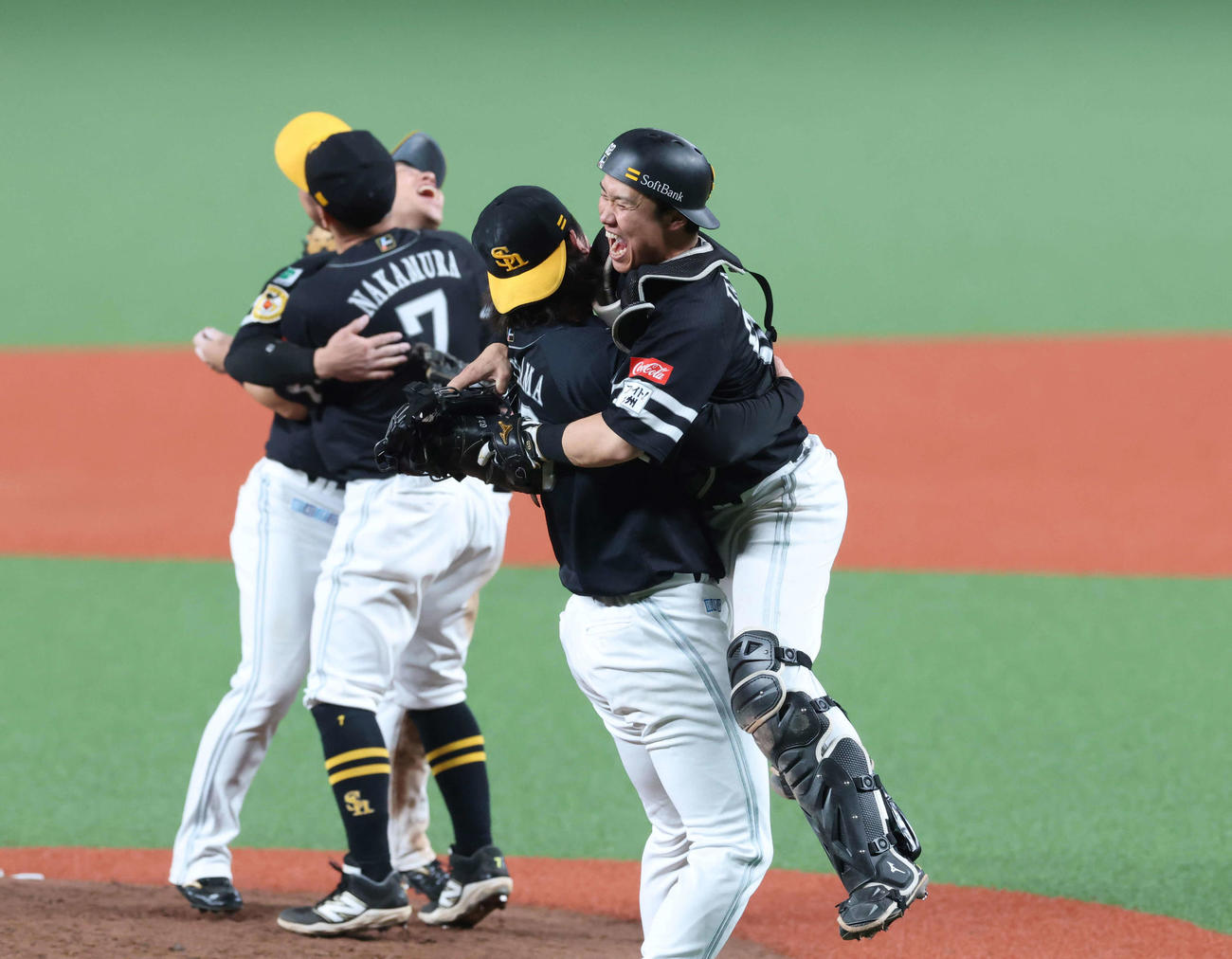 西武対ソフトバンク　優勝が決まり、海野（右）と喜ぶ杉山（右から2人目）。後ろは栗原（左）と中村（撮影・増田悦実）